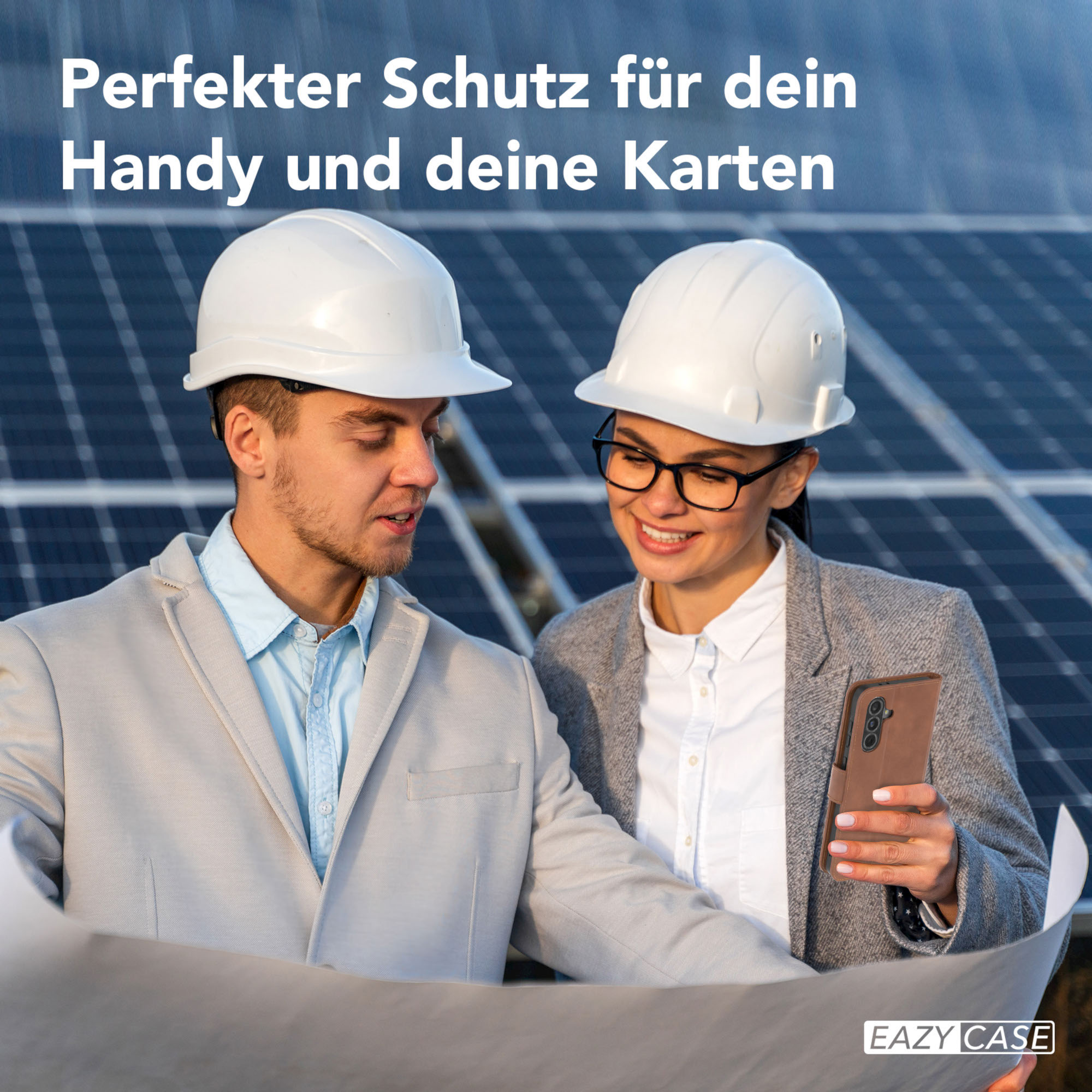 Zwei Personen mit Schutzhelmen betrachten einen Plan, mit Solarpanel-Hintergrund.