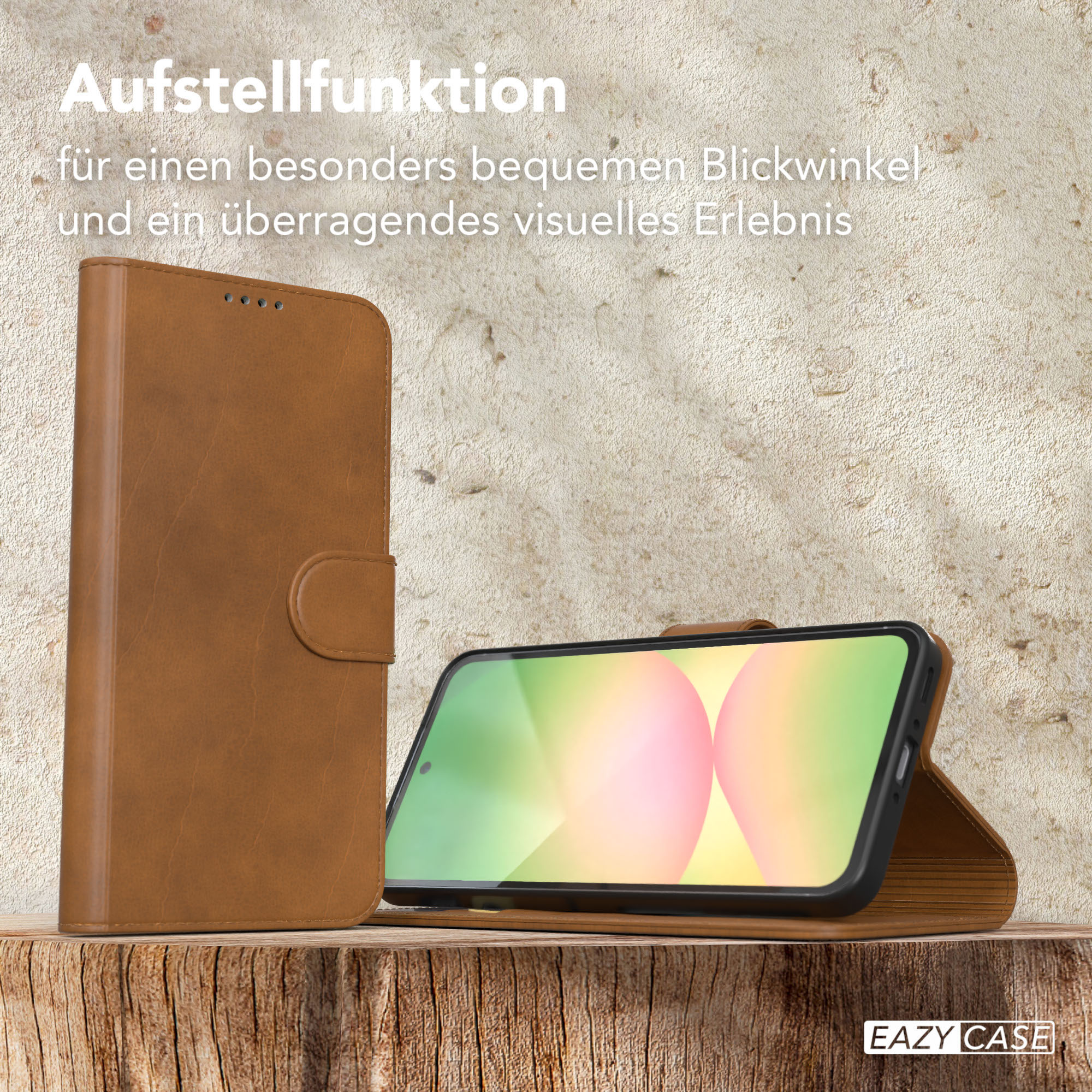 Braune Handyhülle mit einem Handy darin. Das Handy liegt auf einer Holzoberfläche.