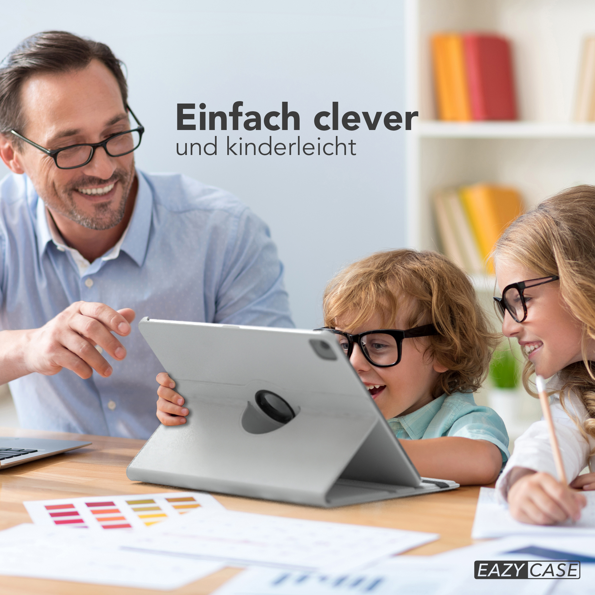 Ein Mann, ein Kind und ein Mädchen schauen auf ein Tablet. Der Mann trägt eine Brille und lächelt.