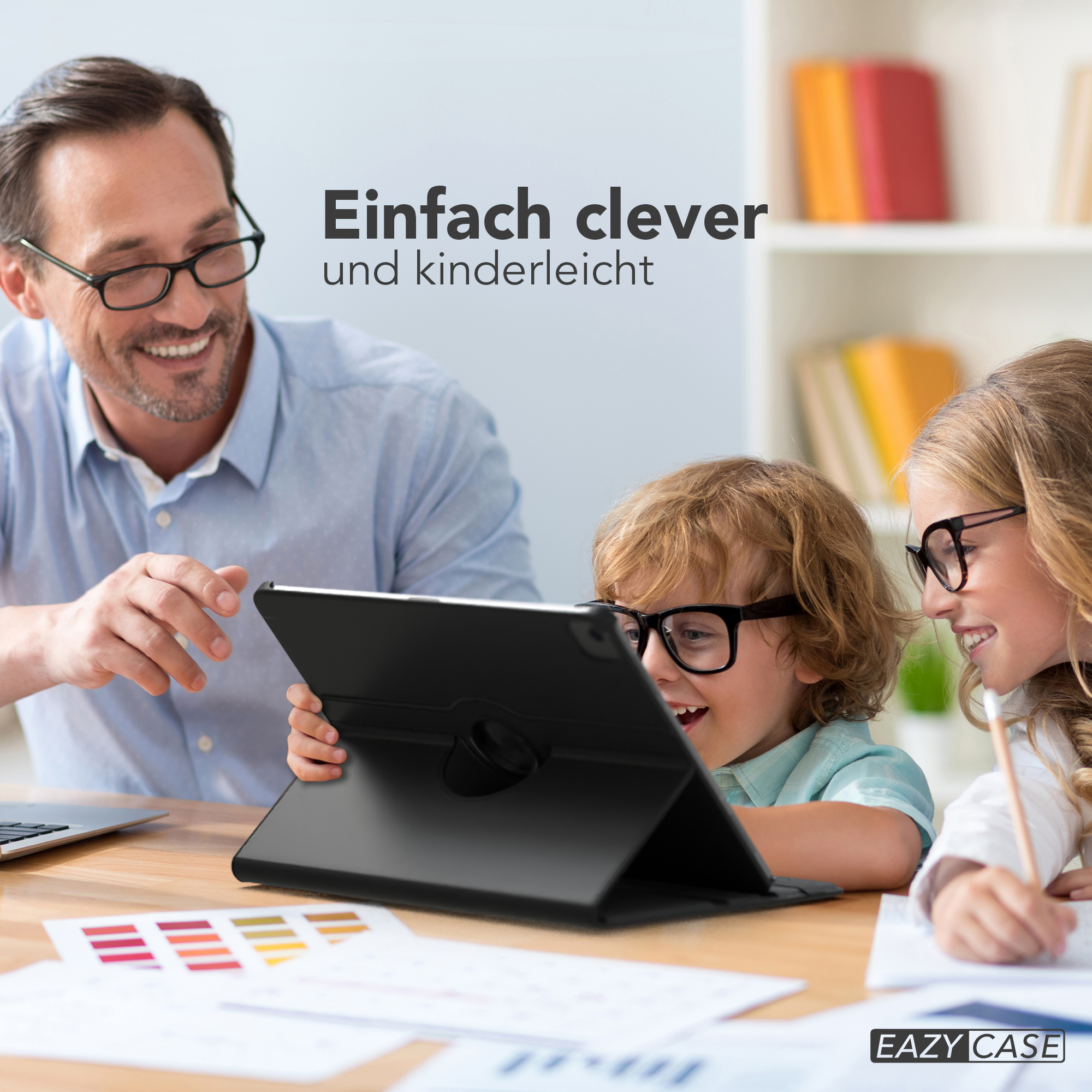 Ein Vater und zwei Kinder schauen auf ein Tablet.