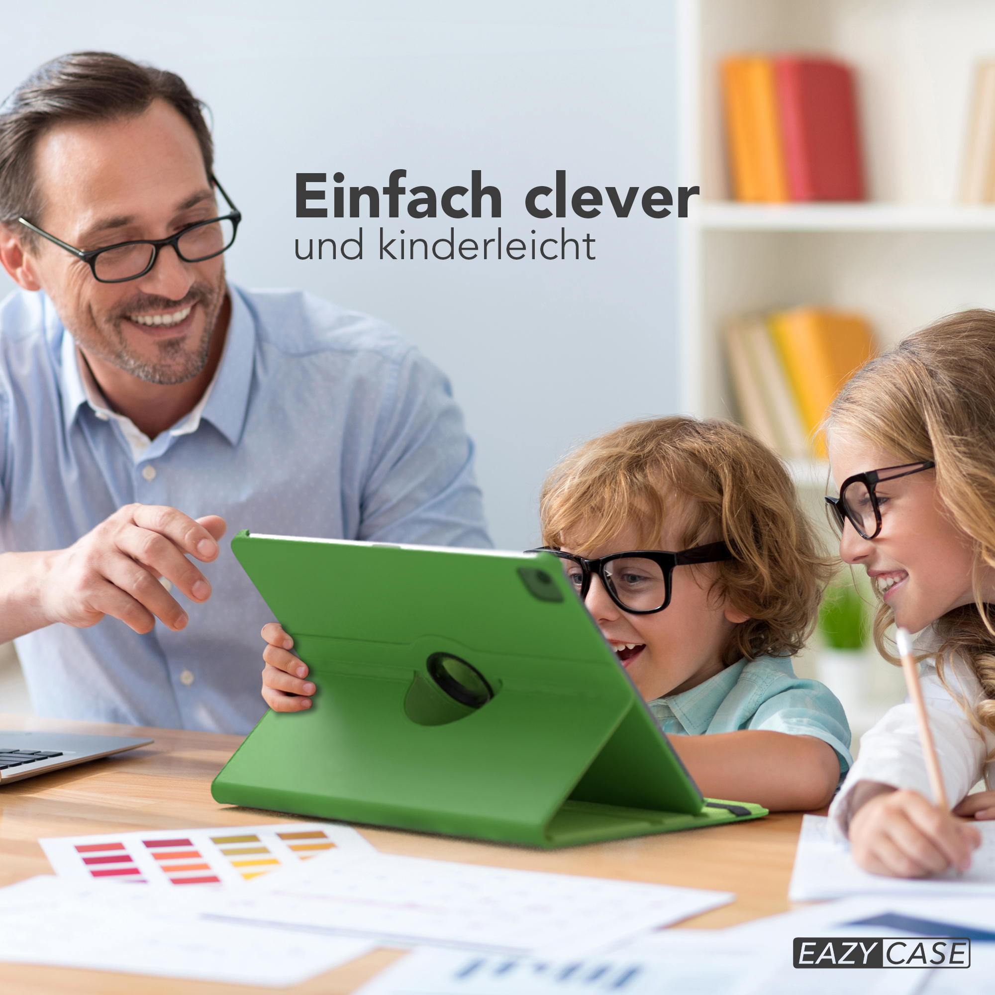 Ein Vater und zwei Kinder schauen auf ein Tablet mit grünem Cover.
