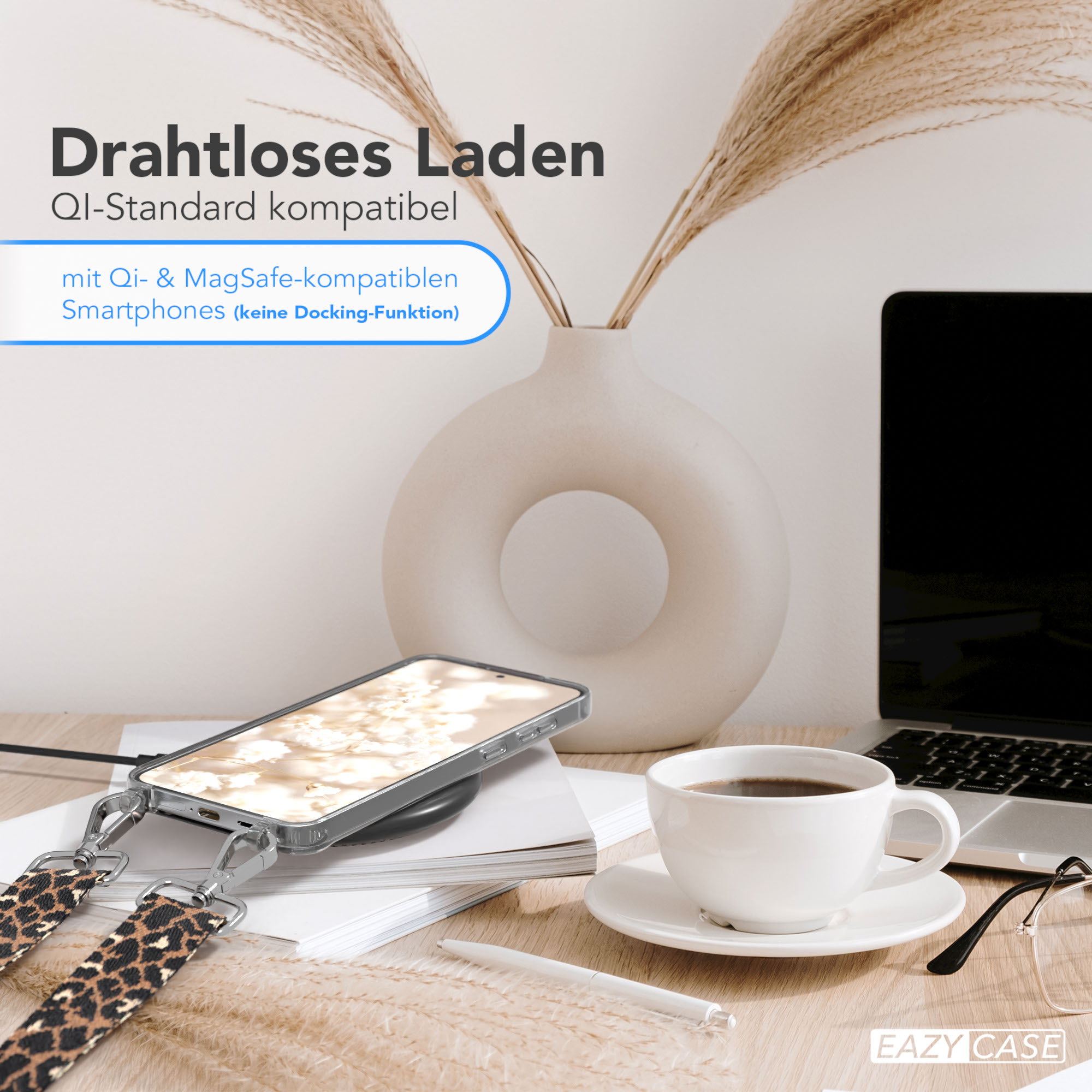 Telefon auf einem kabellosen Ladegerät, neben einer Kaffeetasse, Stift und Vase.