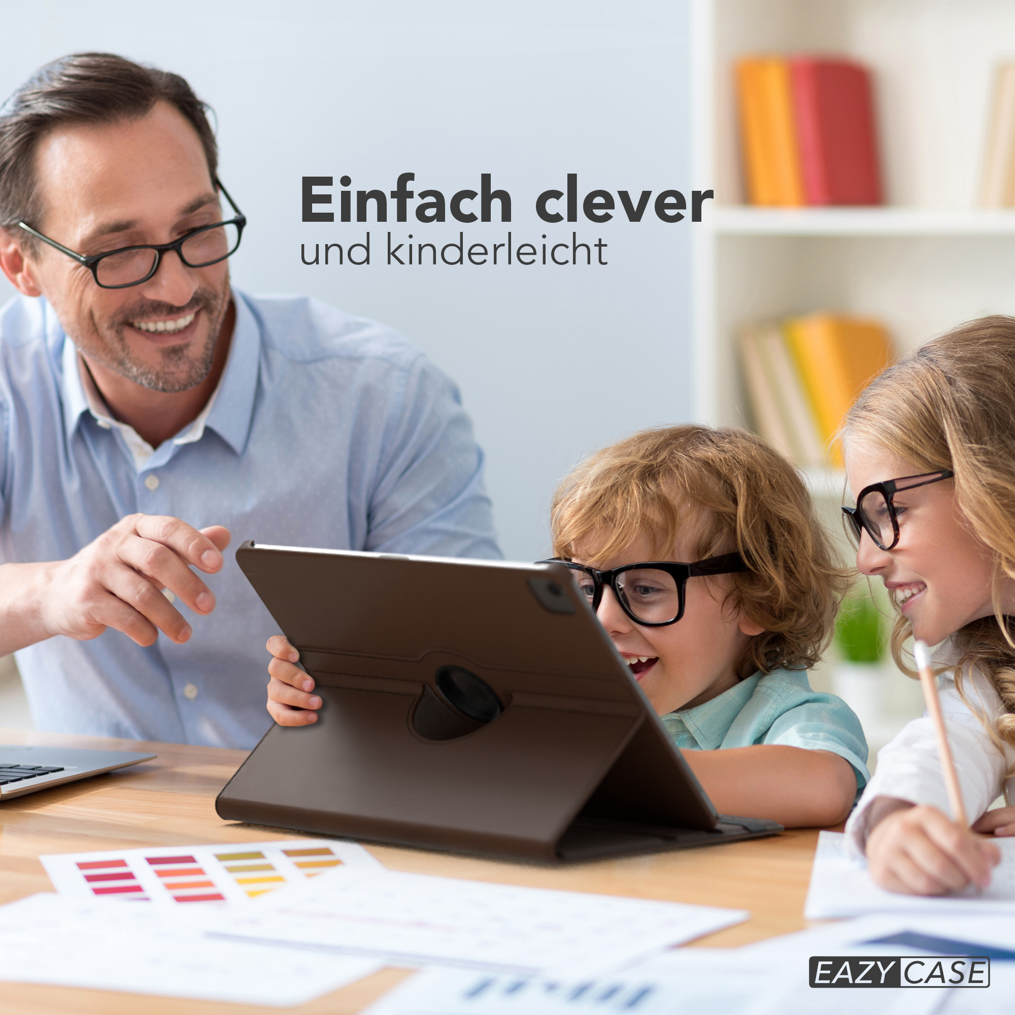 Ein Vater und zwei Kinder schauen auf ein Tablet. Das Tablet ist braun.
