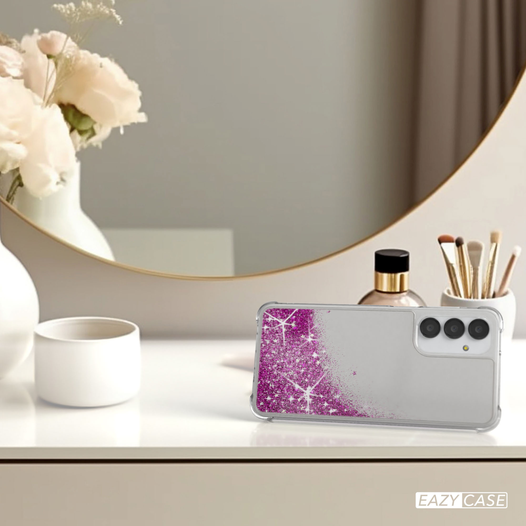 Handyhülle mit Glitzerdesign auf einem Schminktisch.