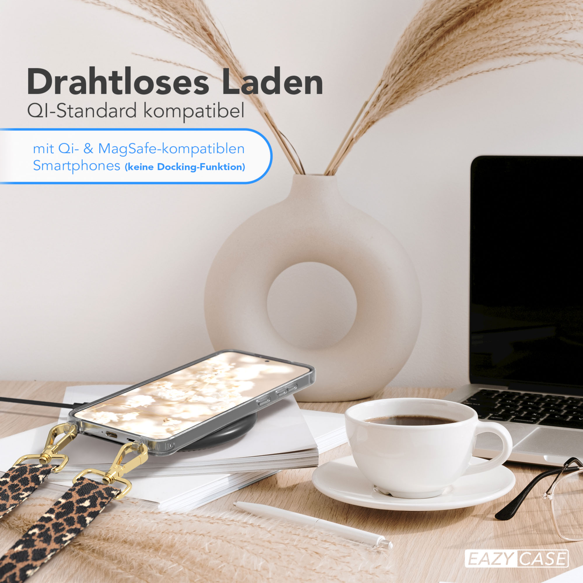 Telefon auf einem kabellosen Ladegerät, mit einer Kaffeetasse, Brille und einer Vase mit Pflanzen.