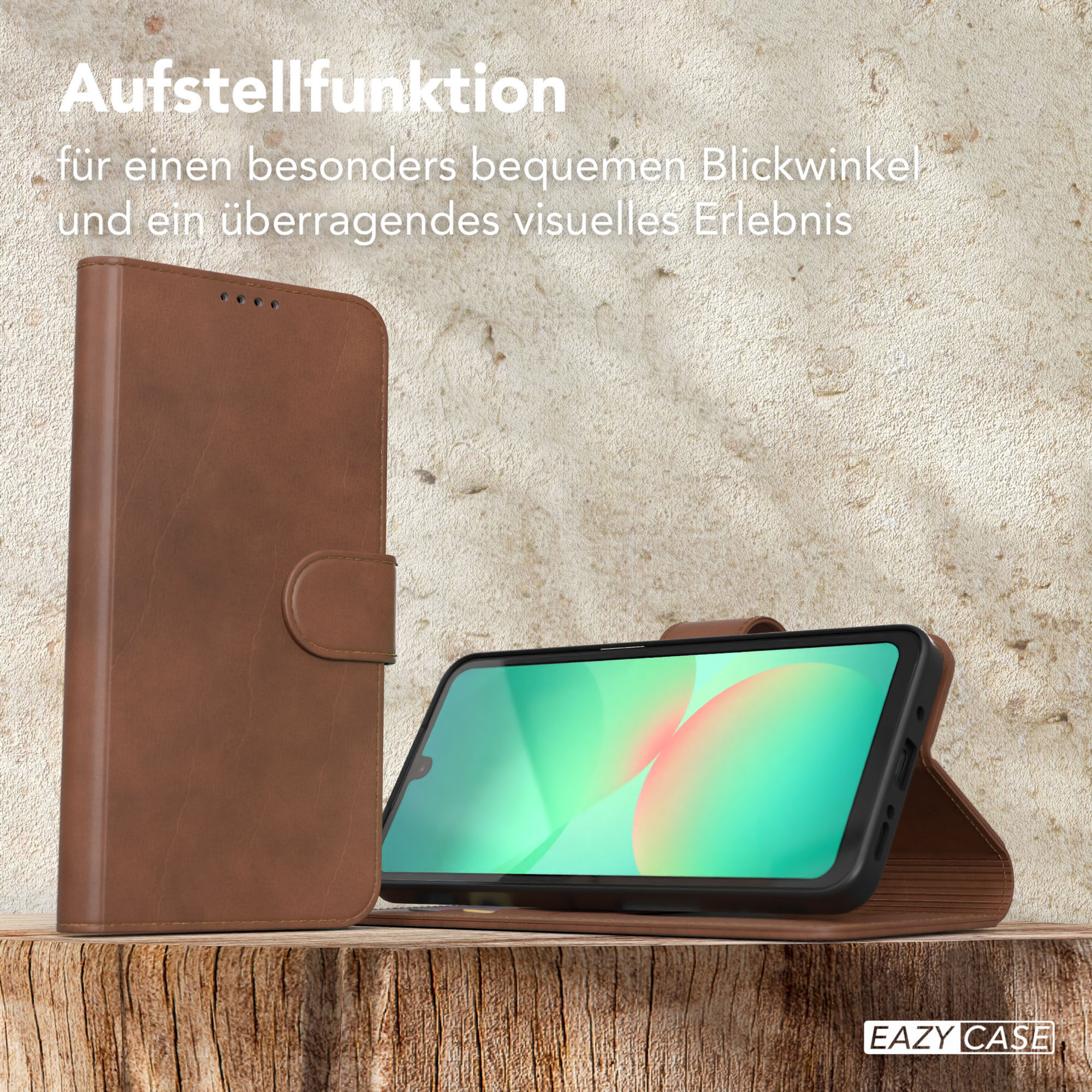 Braune Handyhülle mit Telefon darin, auf Holzoberfläche. Text: Aufstellfunktion.