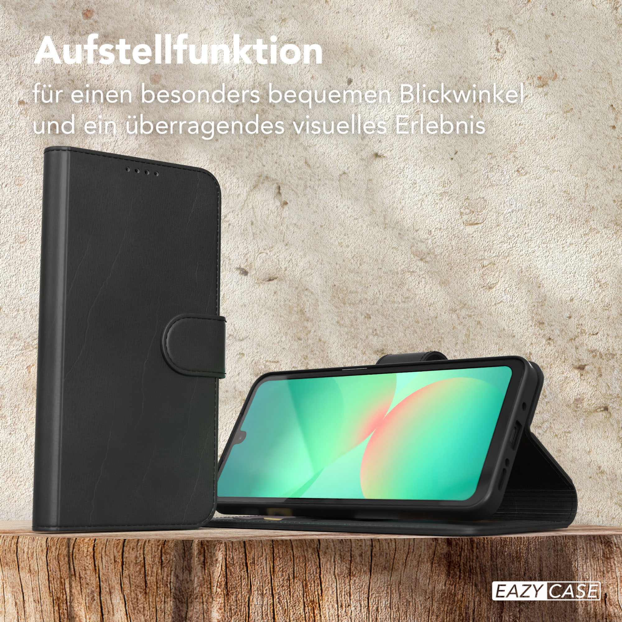 Schwarze Handyhülle mit einem Telefon darin, aufgestellt, daneben eine Ledertasche.