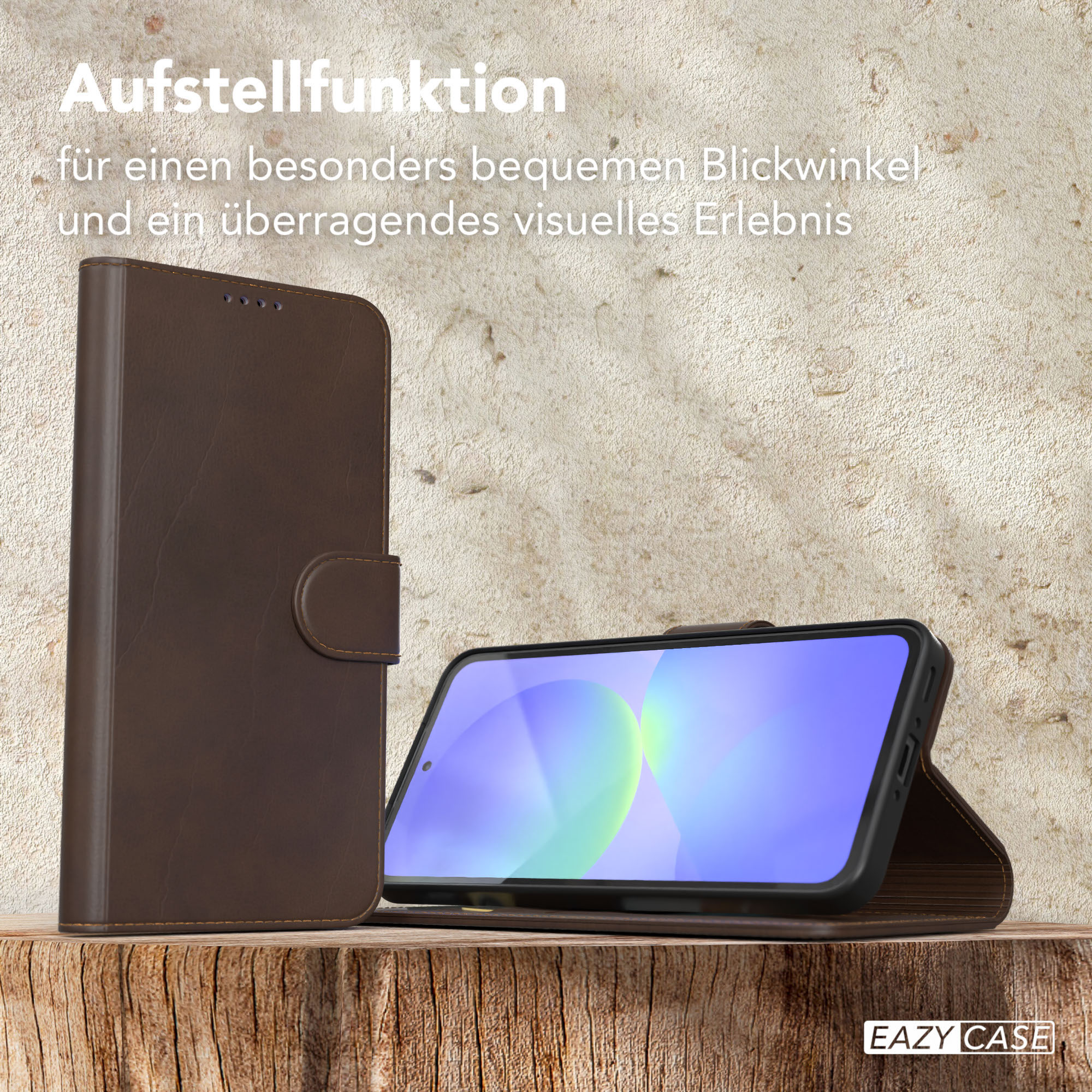 Braune Handyhülle mit Telefon, auf Holzoberfläche stehend.