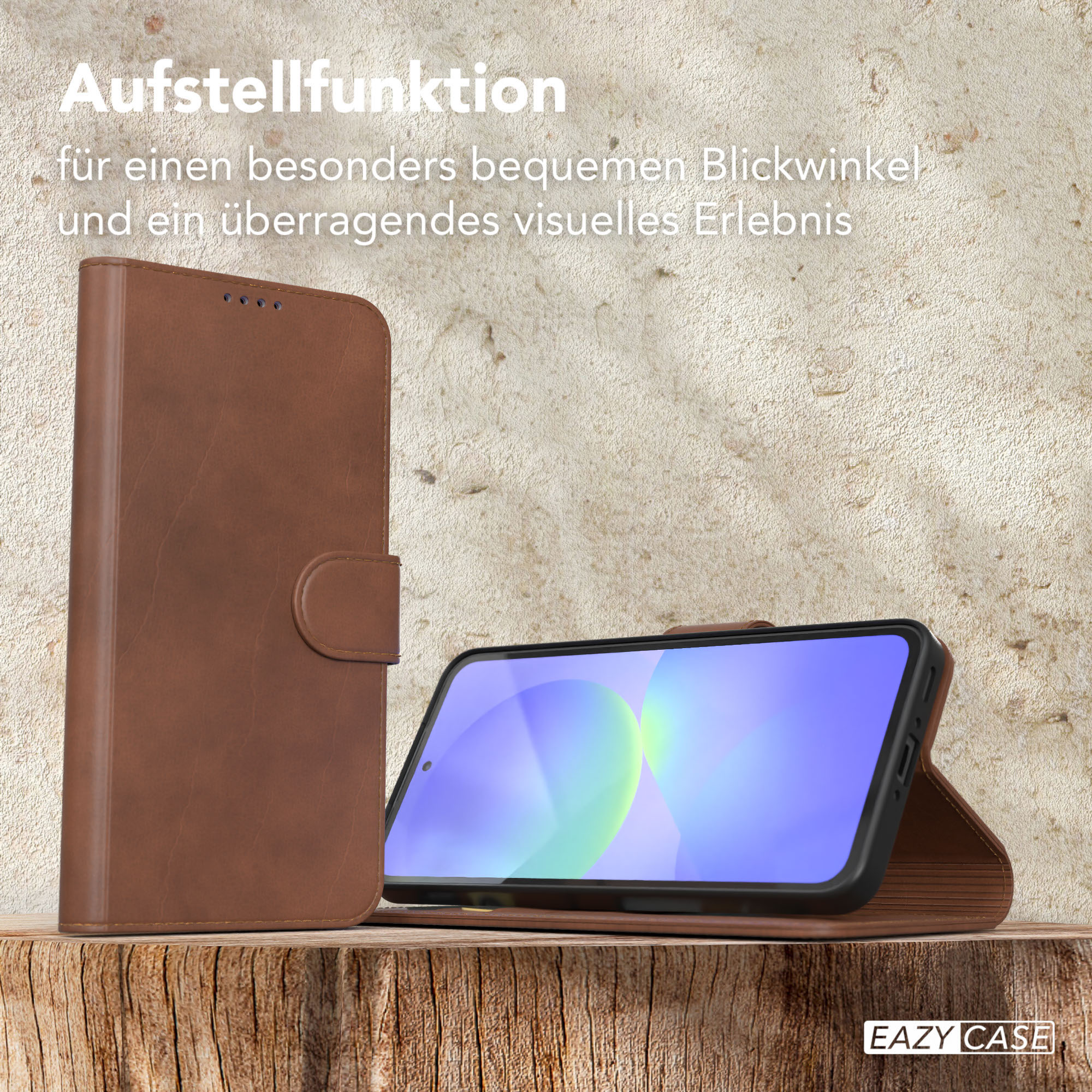 Braune Leder-Handyhülle mit Telefon, offen auf Holzoberfläche.
