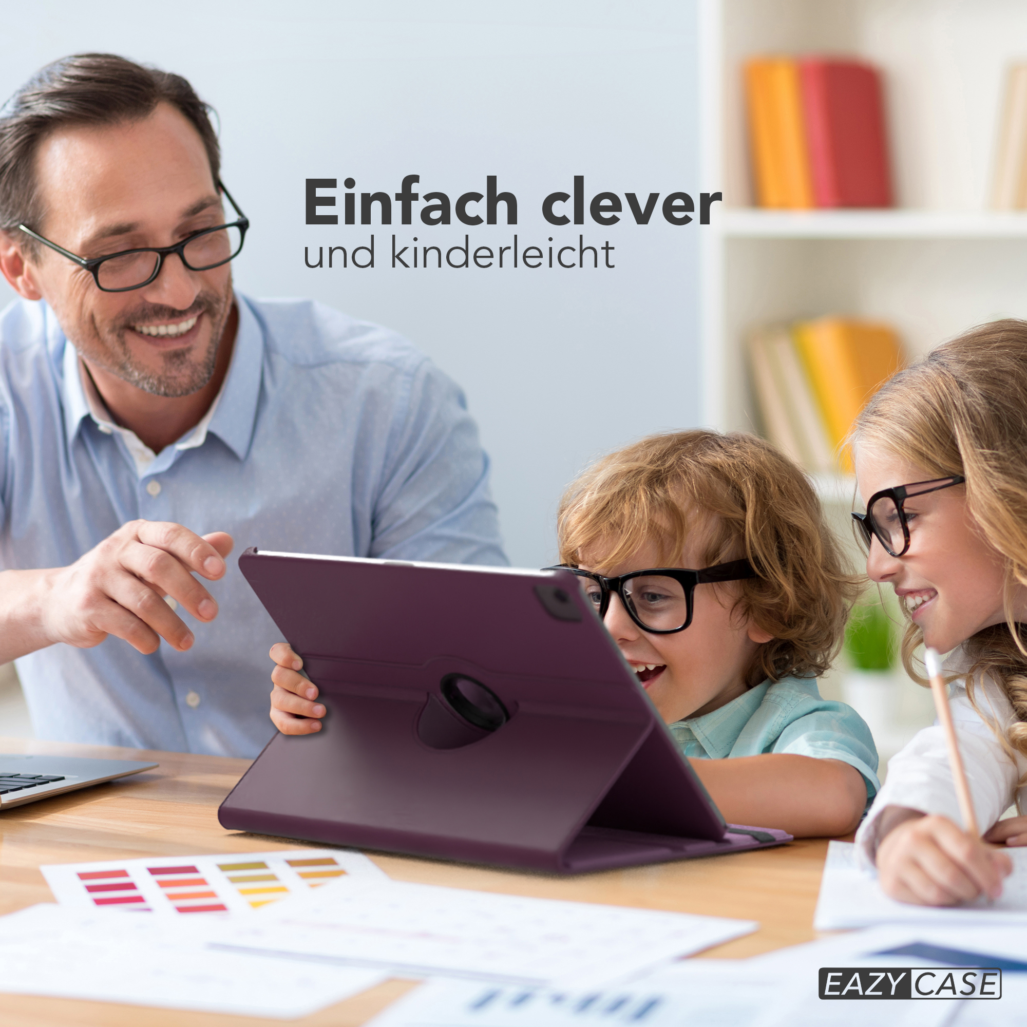 Eine dreiköpfige Familie betrachtet ein Tablet. Text: "Einfach clever und kinderleicht".