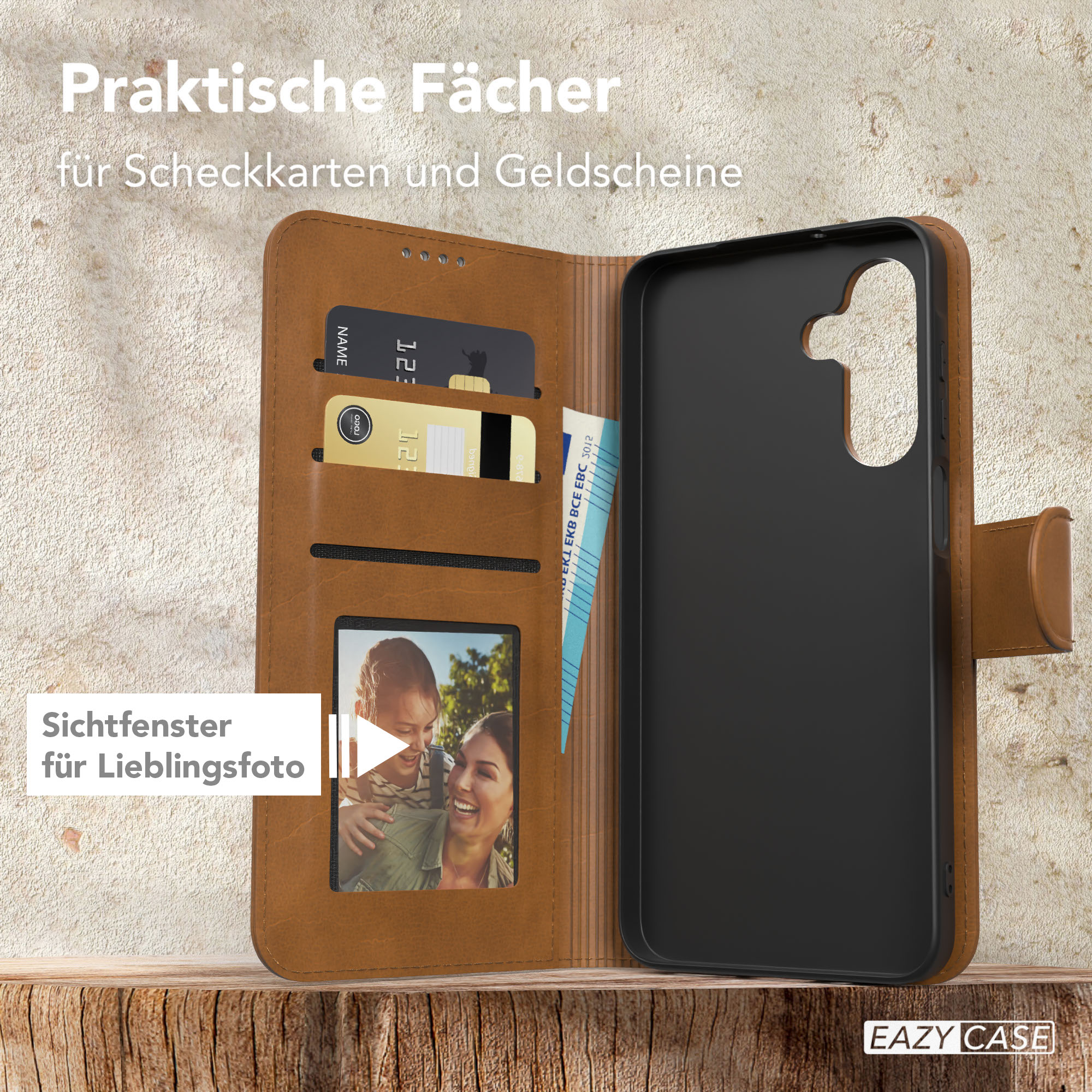 Geöffnete braune Leder-Handyhülle mit Karten, Foto und schwarzem Telefonhalter.