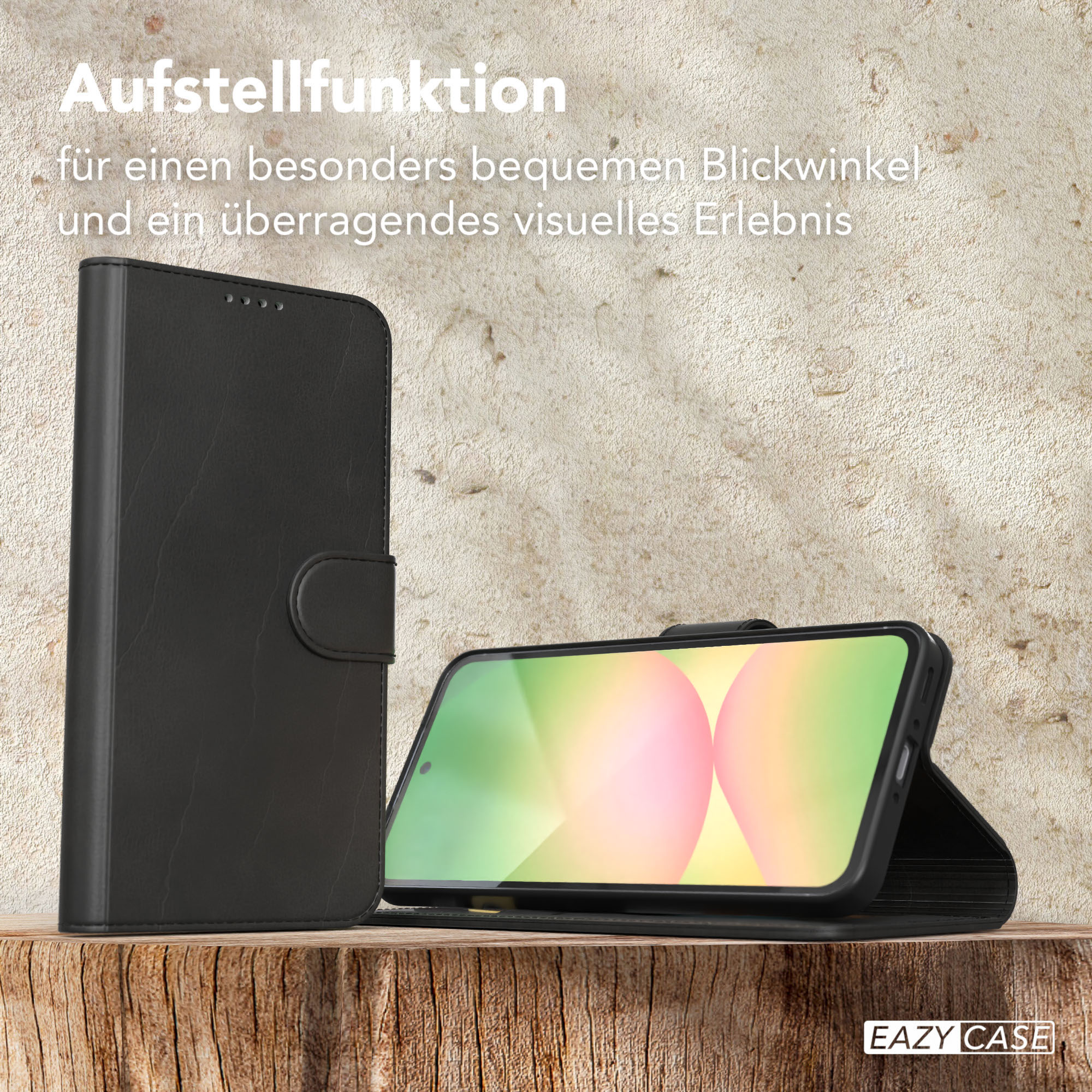Eine schwarze Handyhülle mit Ständerfunktion, neben einem Telefon mit farbenfrohem Bildschirm, auf Holzoberfläche.