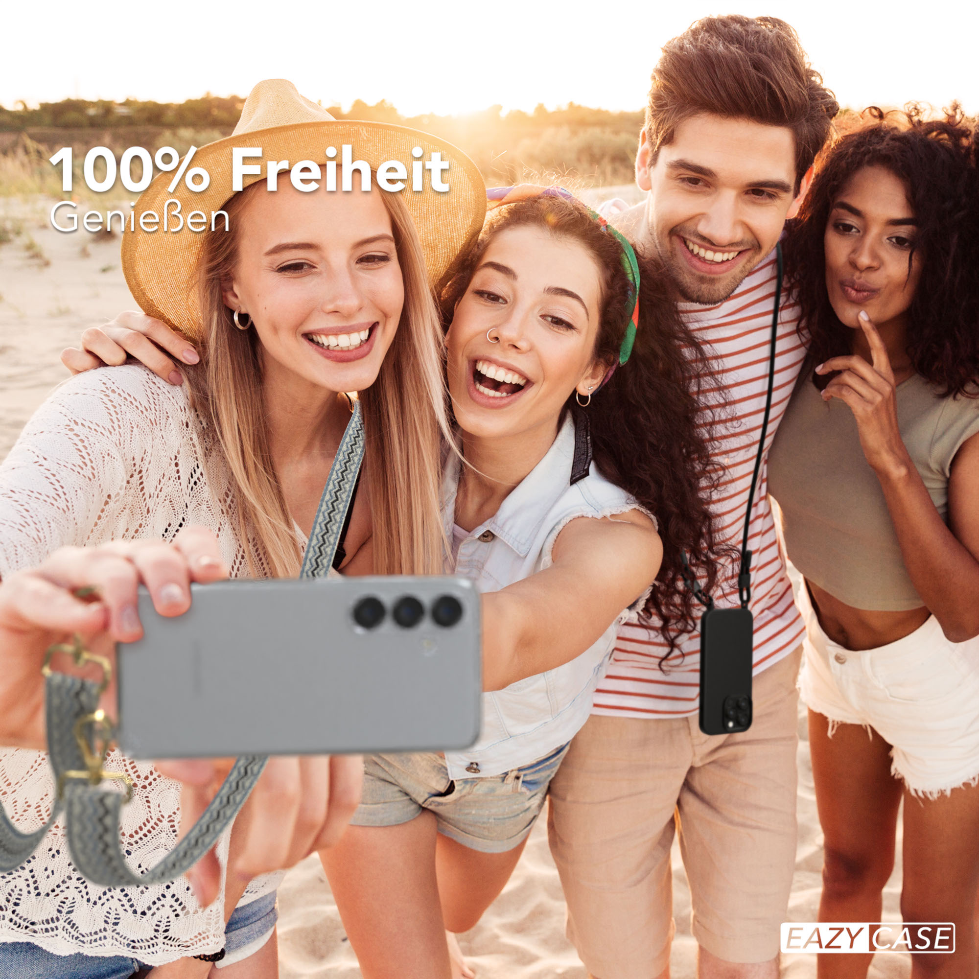 Eine Gruppe von Freunden macht ein Selfie am Strand mit einem Telefon.
