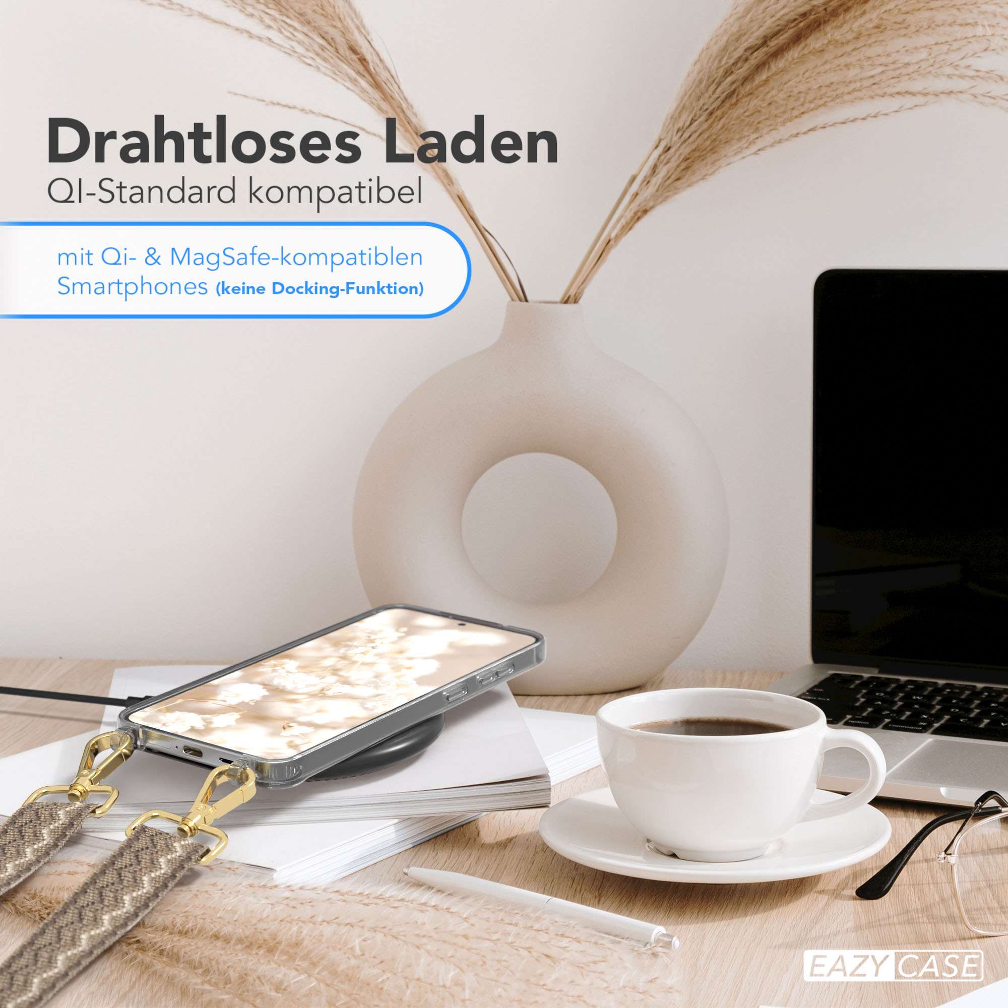 Ein Telefon auf einem kabellosen Ladegerät, neben einer Kaffeetasse, Brille und einer Vase. Der Hintergrund ist unscharf.