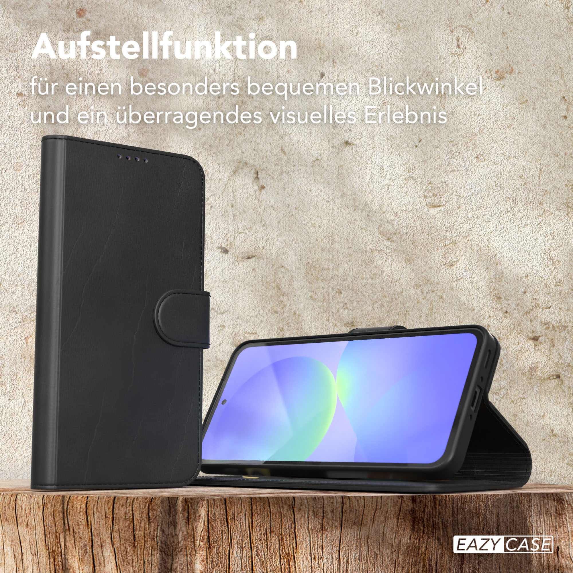 Eine schwarze Handyhülle wird gezeigt, die auf einer Holzoberfläche mit einem Telefon darin steht.