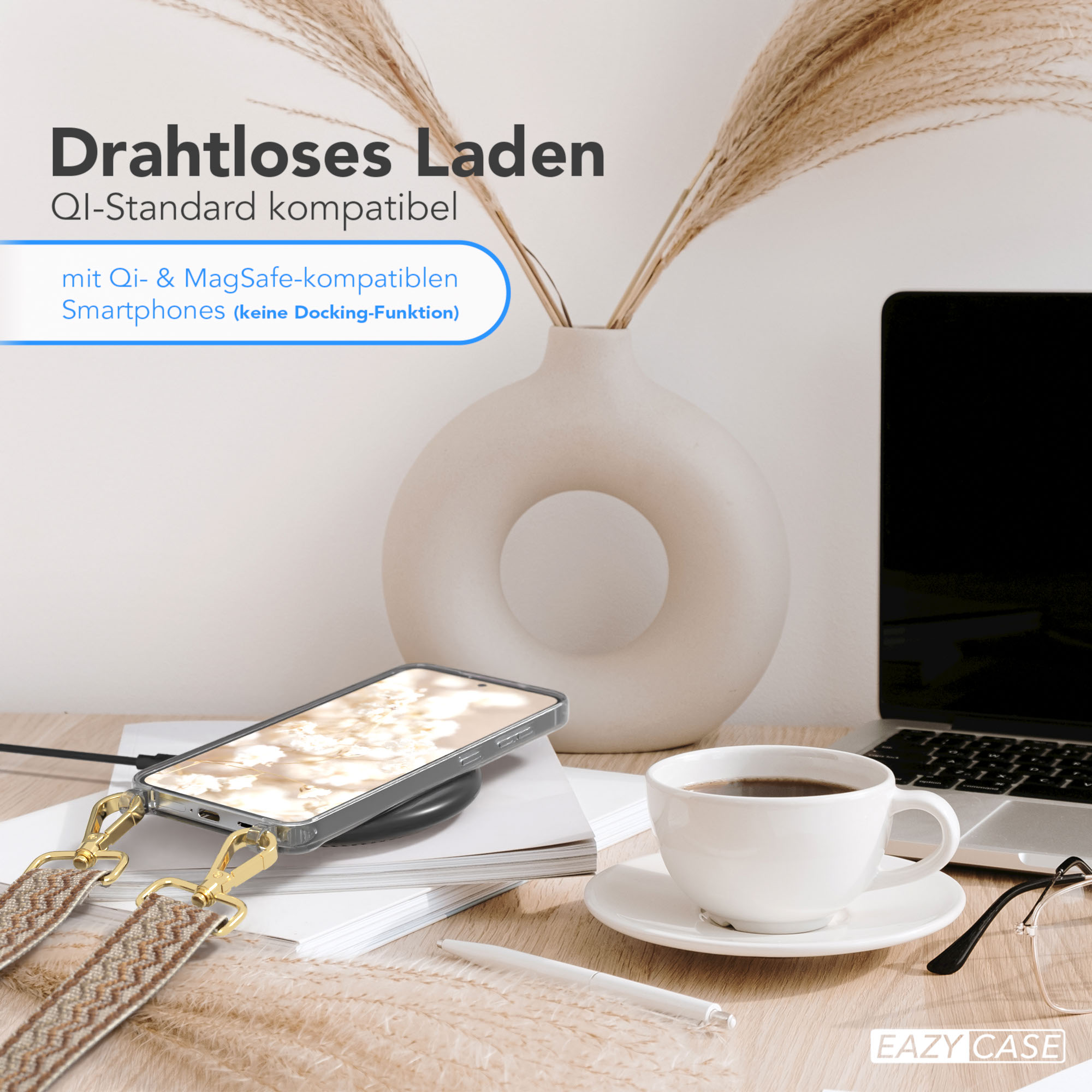Handyhülle mit Telefon auf Ladegerät, Kaffee, Laptop und Blumen auf dem Schreibtisch. Kabelloses Laden.
