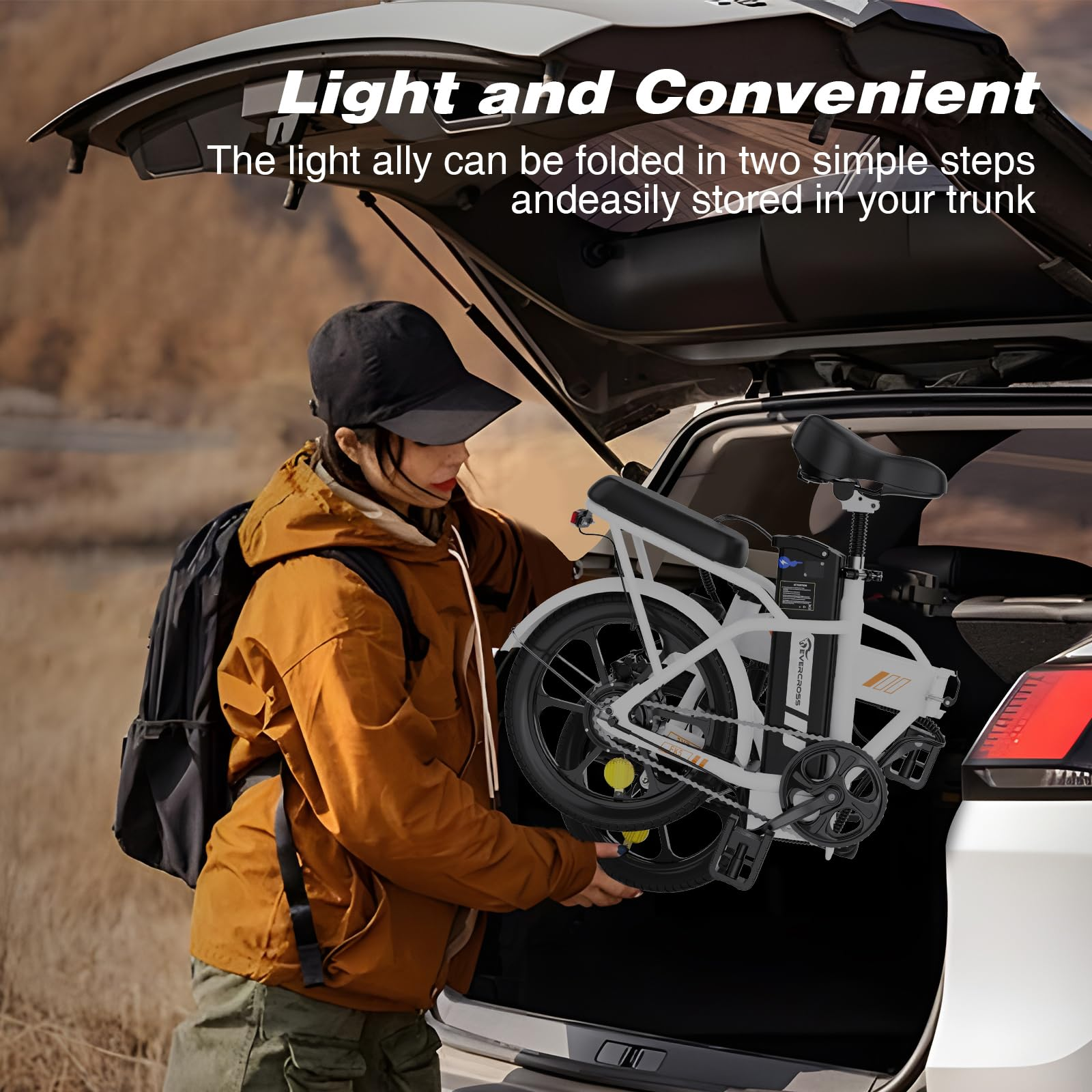 Kobieta wkłada złożony biały rower elektryczny do bagażnika samochodu. Rower jest kompaktowy i łatwy do przechowywania.