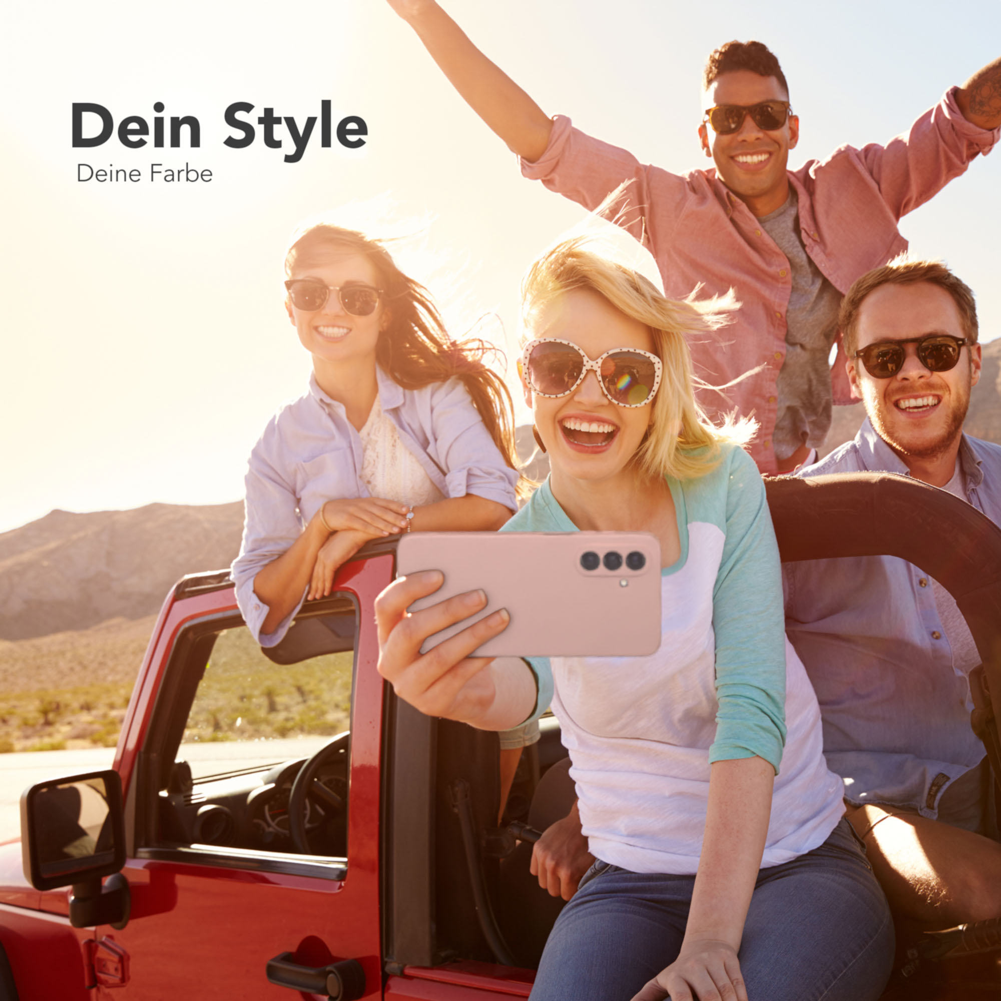 Freundesgruppe in einem roten Jeep, die ein Selfie mit einer rosa Handyhülle machen.