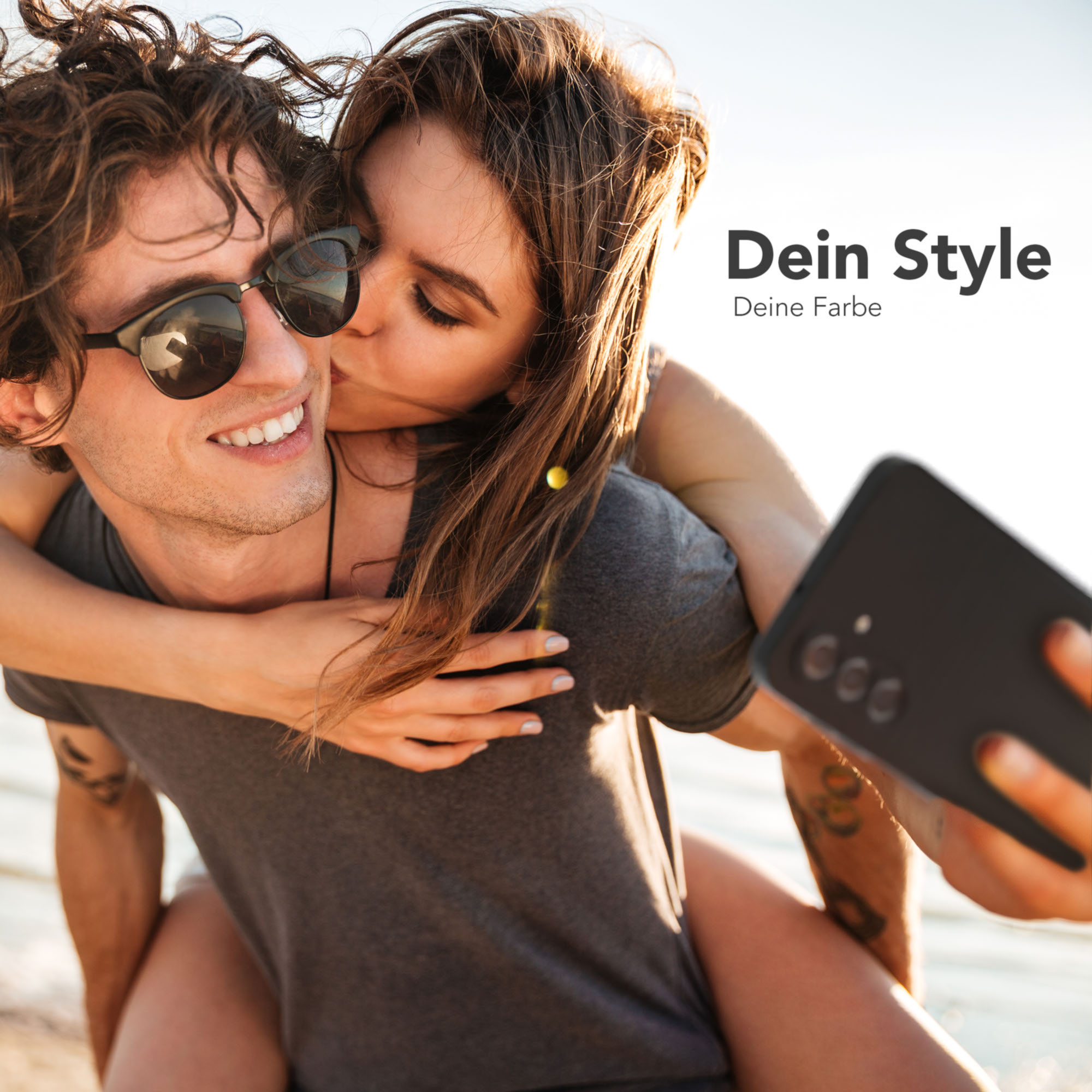 Mann mit Sonnenbrille trägt Frau Huckepack. Kuss und Text.
