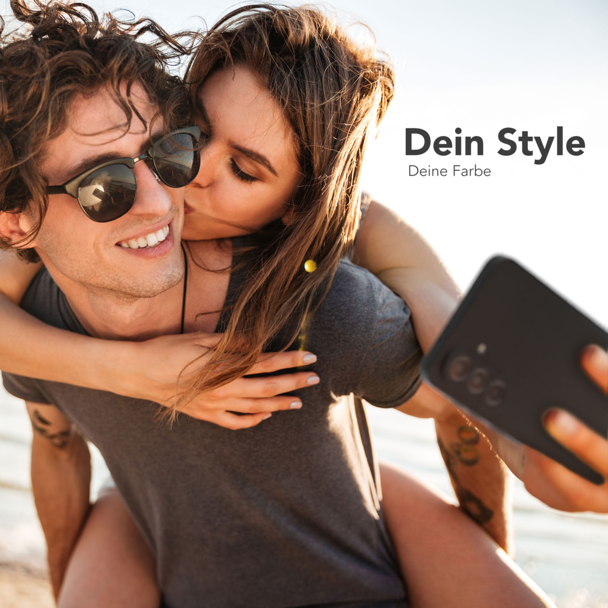 Ein Mann macht ein Selfie, während eine Frau ihn küsst. Text lautet: 'Dein Stil'.
