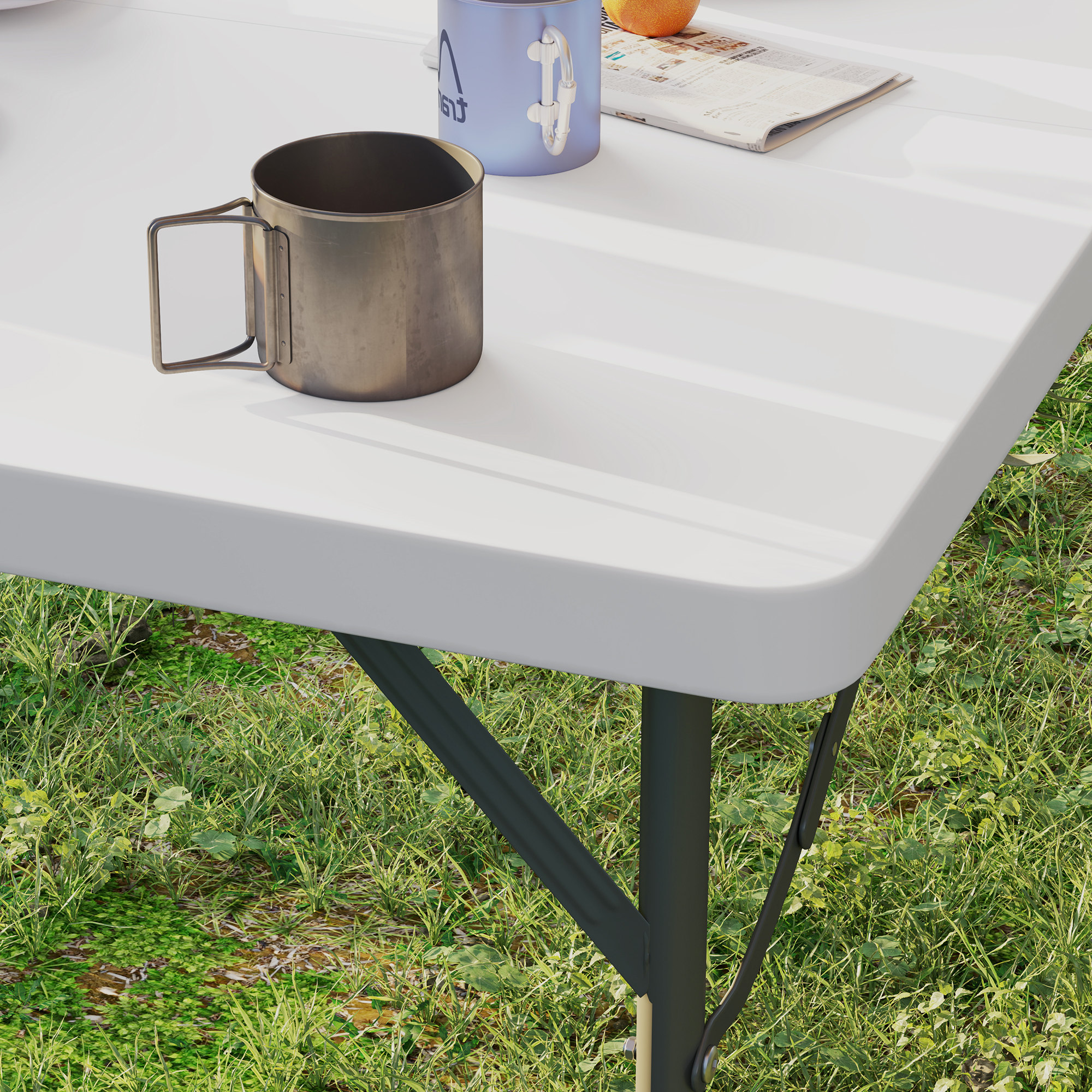 Weißer Tisch im Freien, mit einer Tasse, einer Zeitung und einer Frucht.