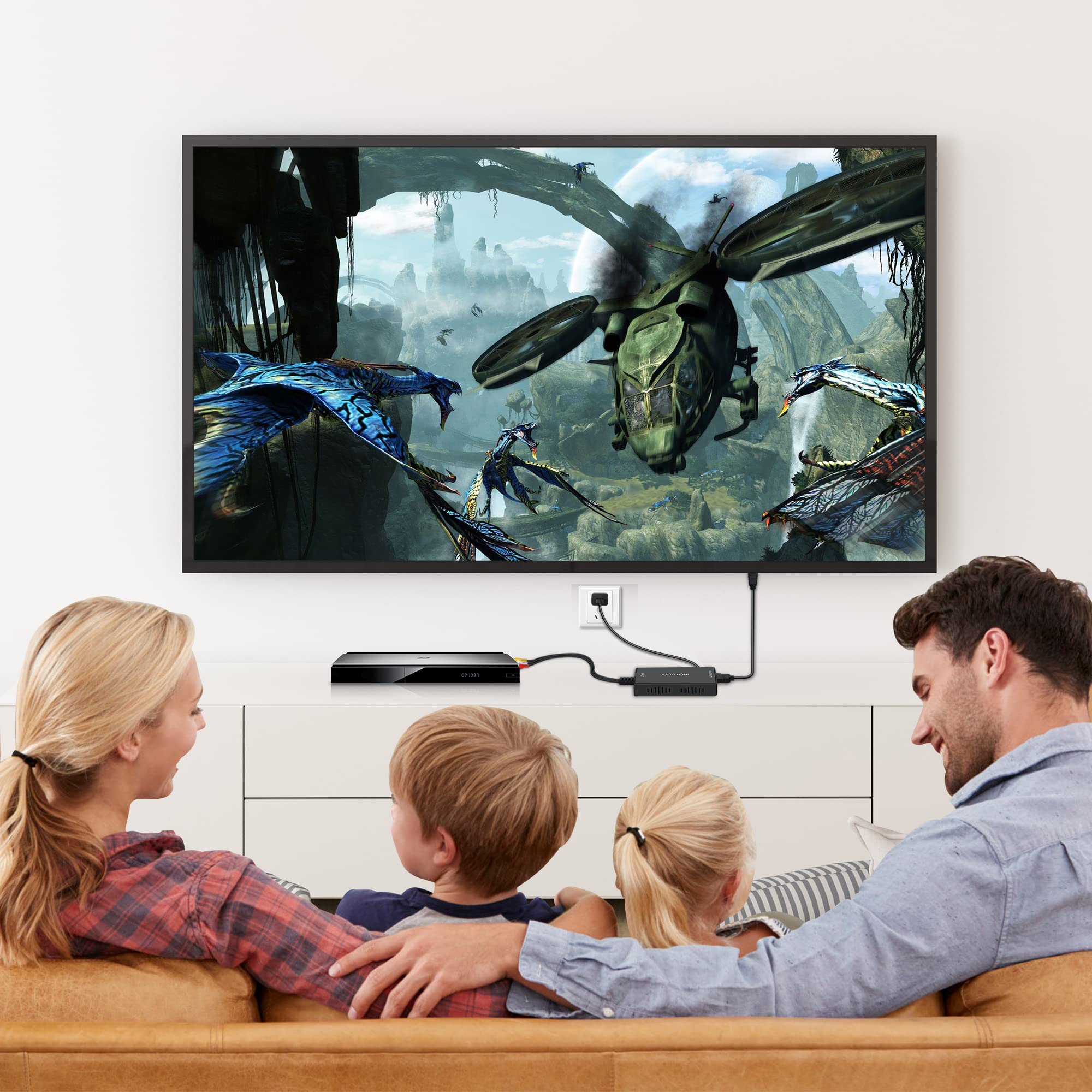 Familie schaut fern. Der Fernseher zeigt eine Kampfszene, und der Raum ist gut beleuchtet.