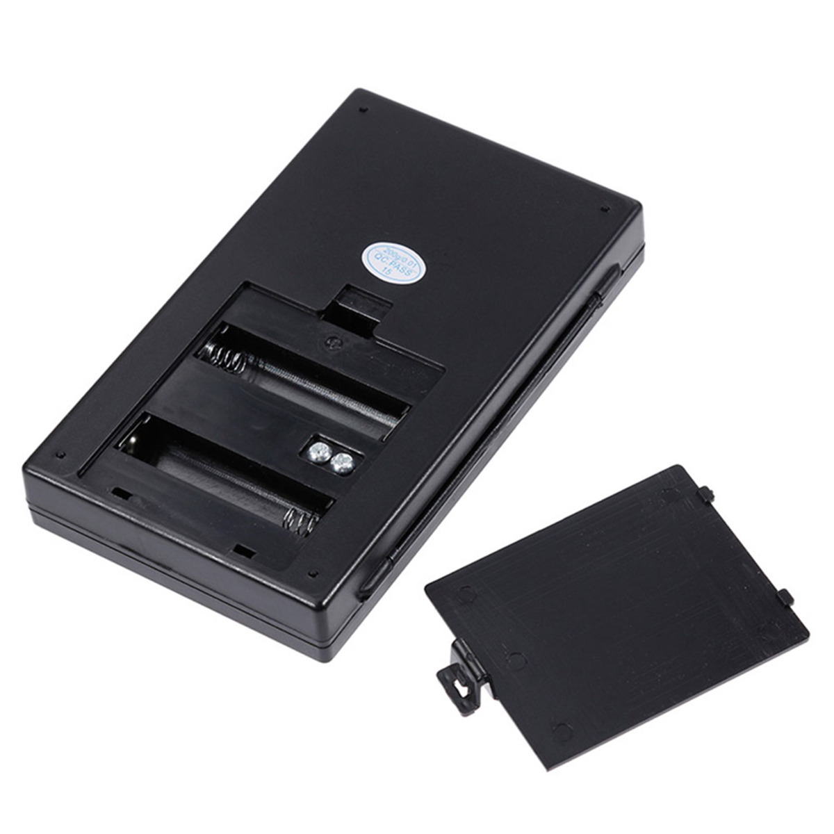 Schwarzes rechteckiges Gerät, geöffnet, um zwei Batteriesteckplätze und eine schwarze Abdeckung zu zeigen.