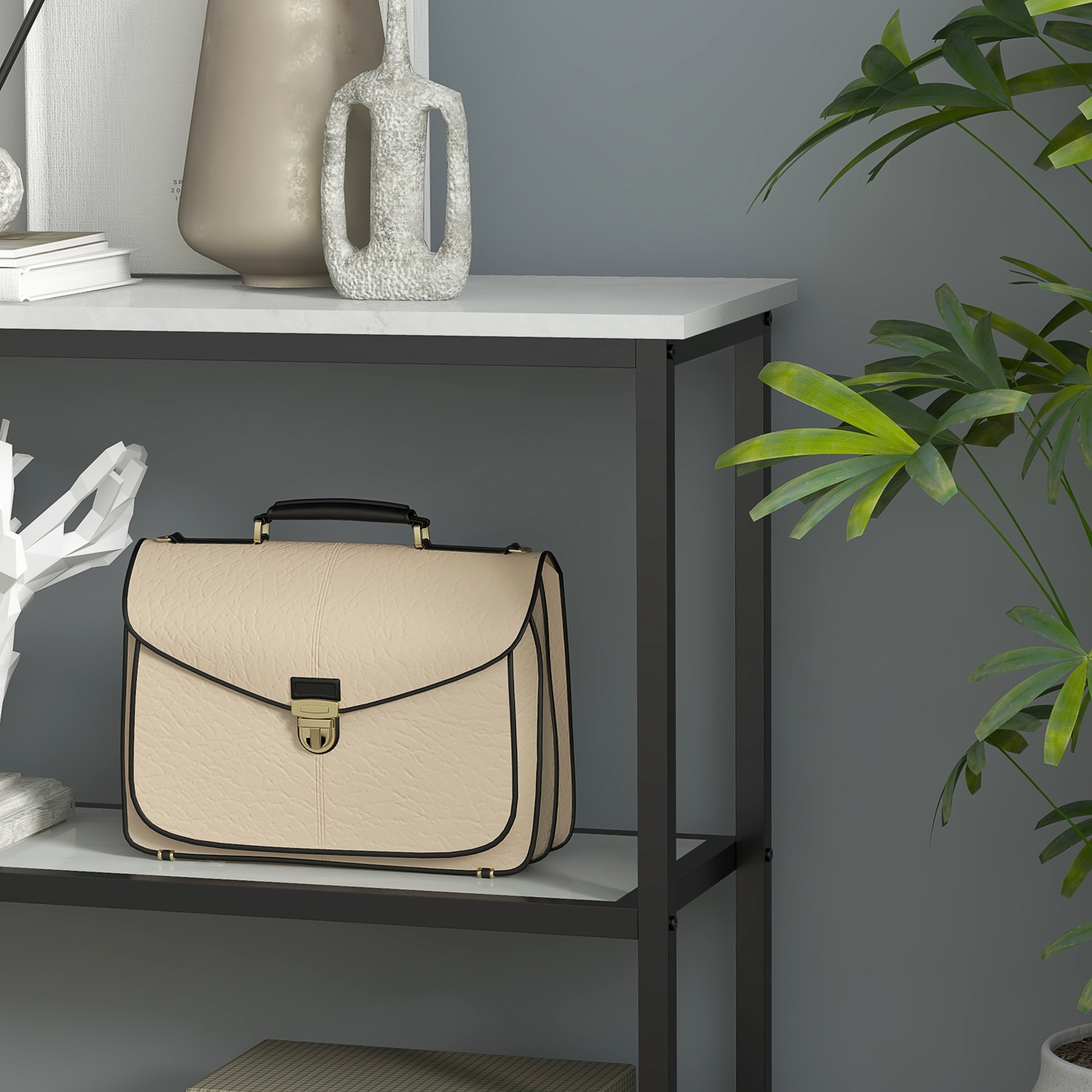 Eine beige Aktentasche steht auf einem Regal. Der Hintergrund umfasst eine Pflanze und eine Wand.