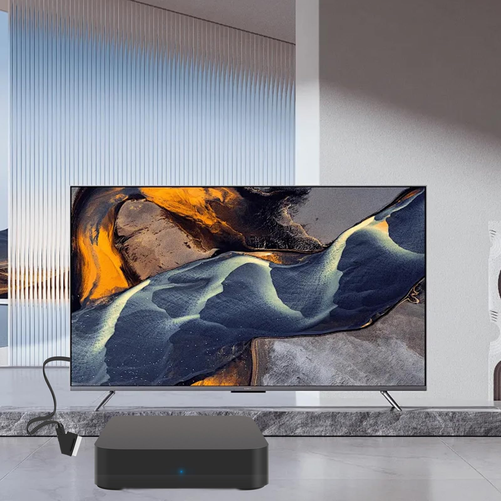 Ein großer Fernseher zeigt eine Flussszene. Darunter befindet sich eine schwarze Set-Top-Box. Der Hintergrund ist ein modernes Interieur.