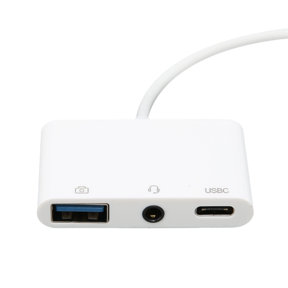 Weißer Adapter mit USB-, Kopfhöreranschluss und USB-C-Anschlüssen, isoliert auf weißem Hintergrund.