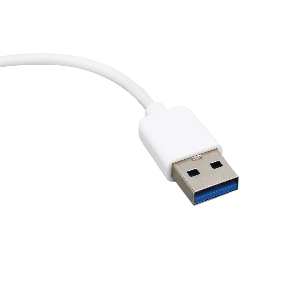 Weißes USB-Kabel mit blauem USB-Stecker. Das Kabel vor weißem Hintergrund.
