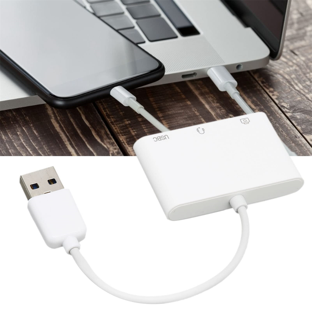 Weißer USB-C-Adapter, der mit einem Telefon und einem Laptop verbunden ist.