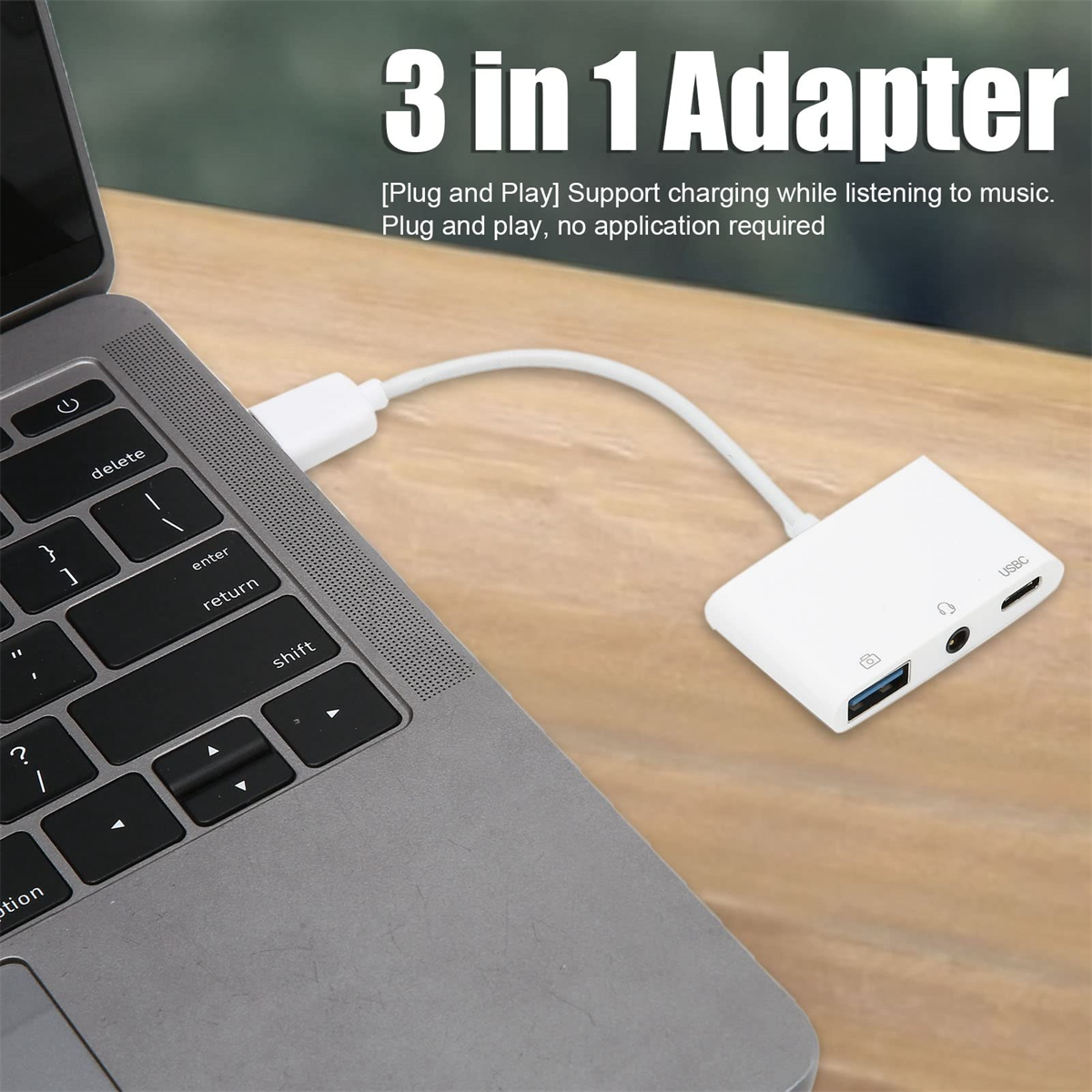 Weißer Adapter, verbunden mit Laptop und USB-C-Gerät. Er hat mehrere Anschlüsse und ein weißes Kabel.