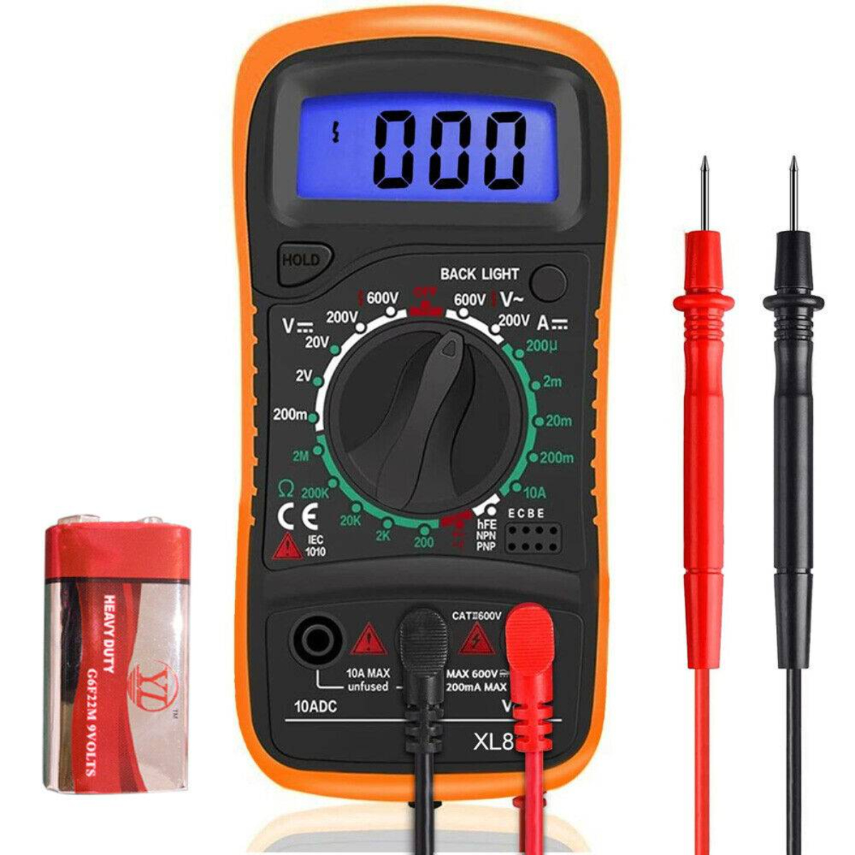 Oranges Multimeter mit Sonden, Batterie und Bildschirmanzeige. Weißer Hintergrund.