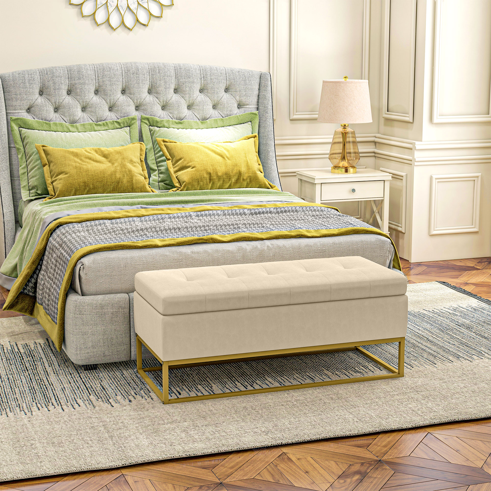 Schlafzimmer mit Bett, Bank und Teppich. Bett hat graues Kopfteil und grüne Kissen.