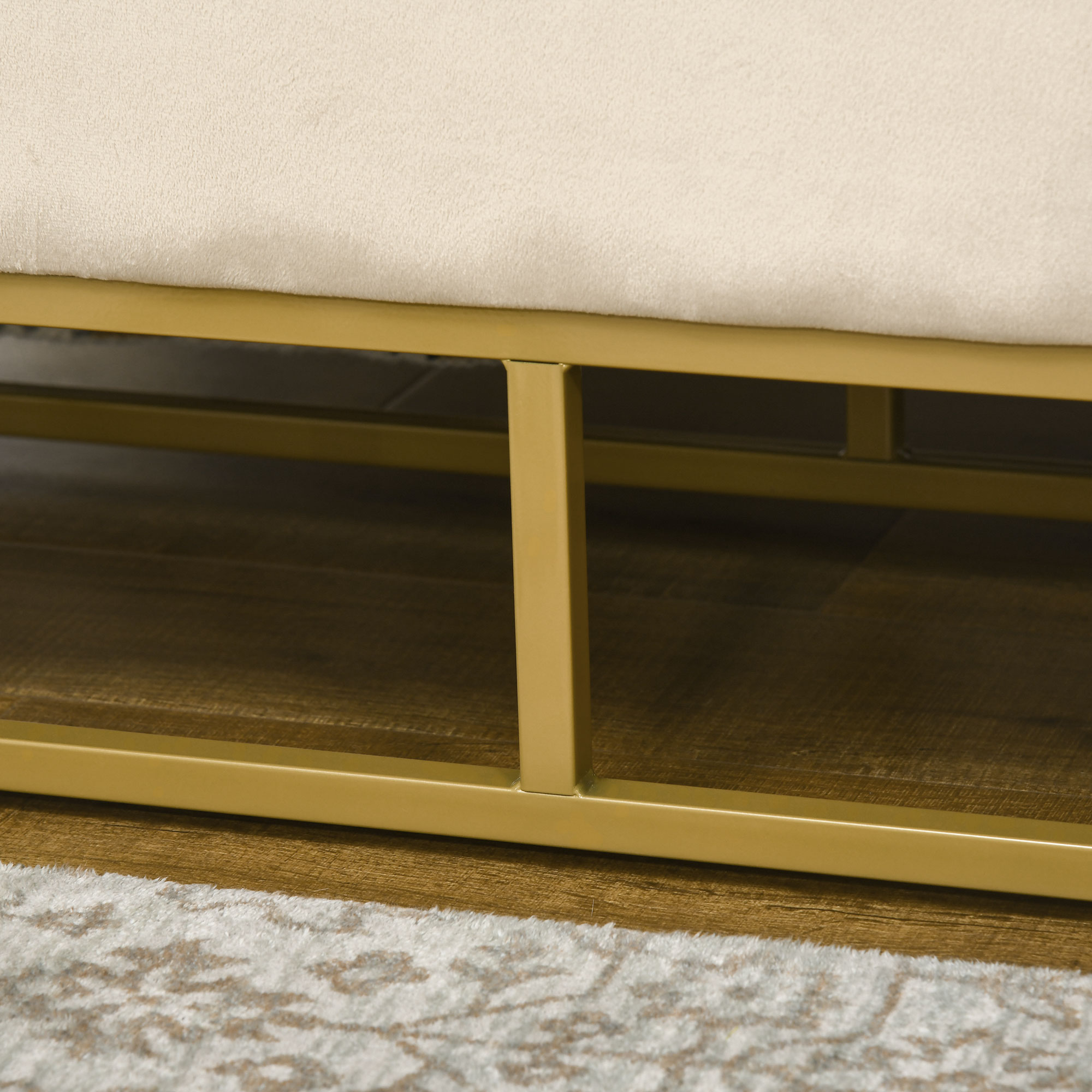 Nahaufnahme eines goldenen Metallrahmens. Der Rahmen scheint Teil einer Couch oder Bank zu sein.