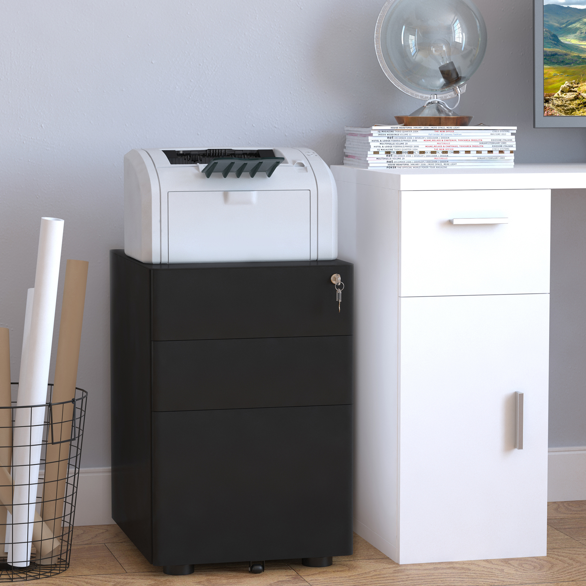 Schwarzer Aktenschrank mit weißem Drucker oben und weißem Schrank, mit Globus und Zeitschriften oben.