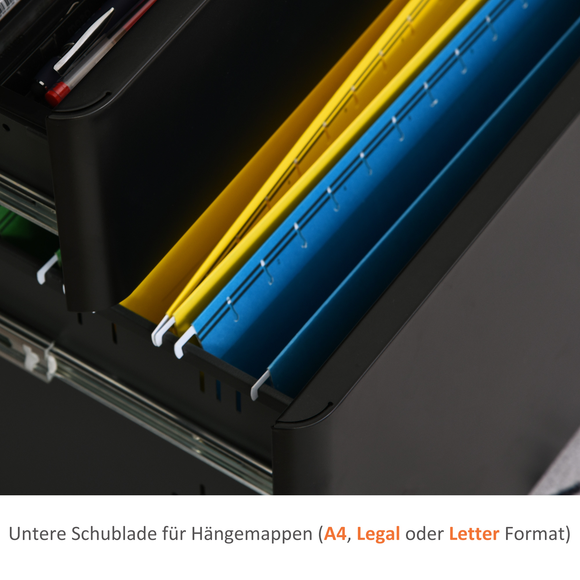 Eine schwarze Aktenschrank-Schublade mit blauen und gelben Hängeakten.