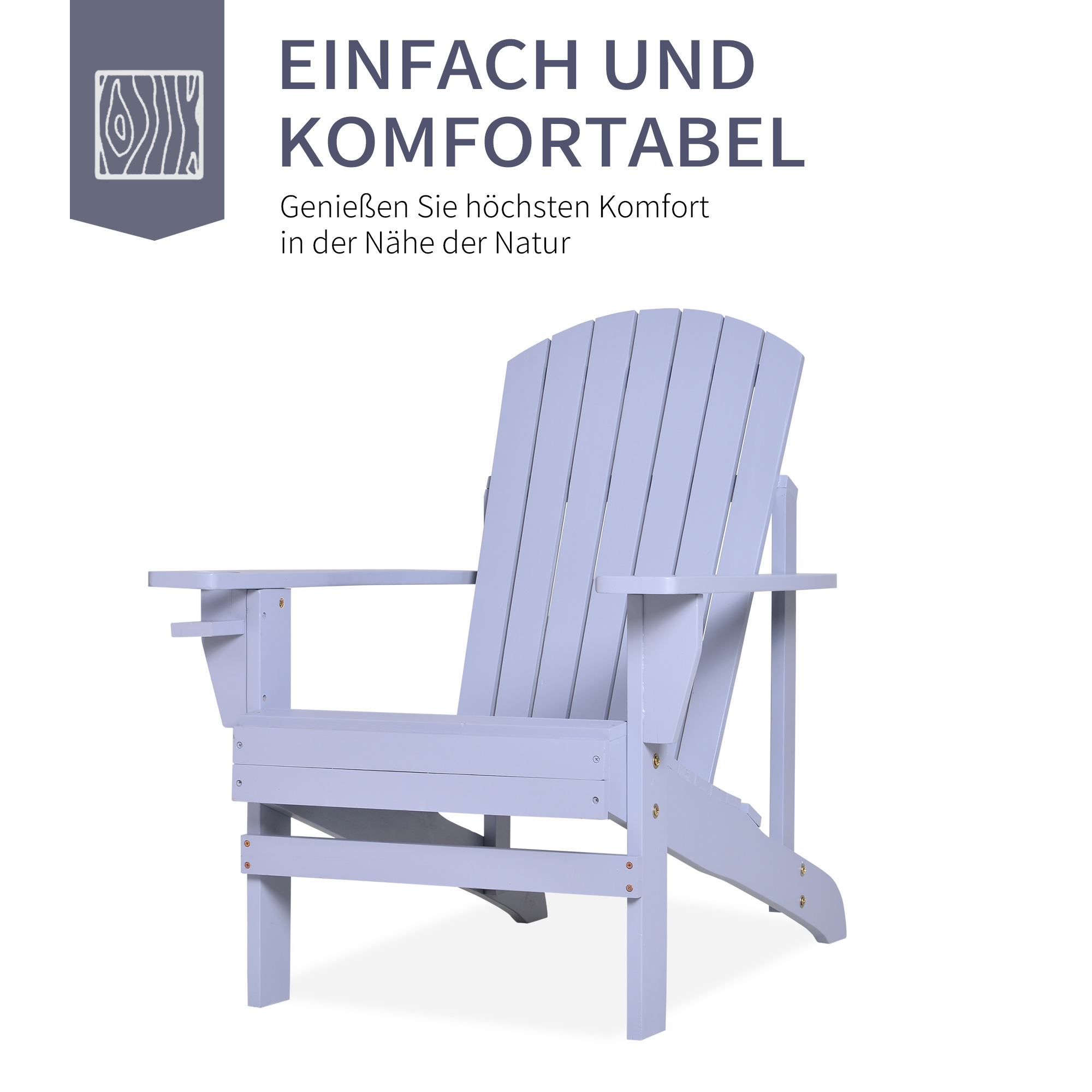 Ein hellblauer Holz-Adirondack-Stuhl ist vor weißem Hintergrund isoliert. Es ist ein klassischer Outdoor-Stuhl.