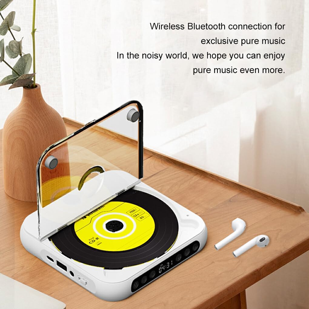 Ein weißer Musik-Player mit gelber CD. Auf dem Tisch liegen Ohrhörer. Holztisch.