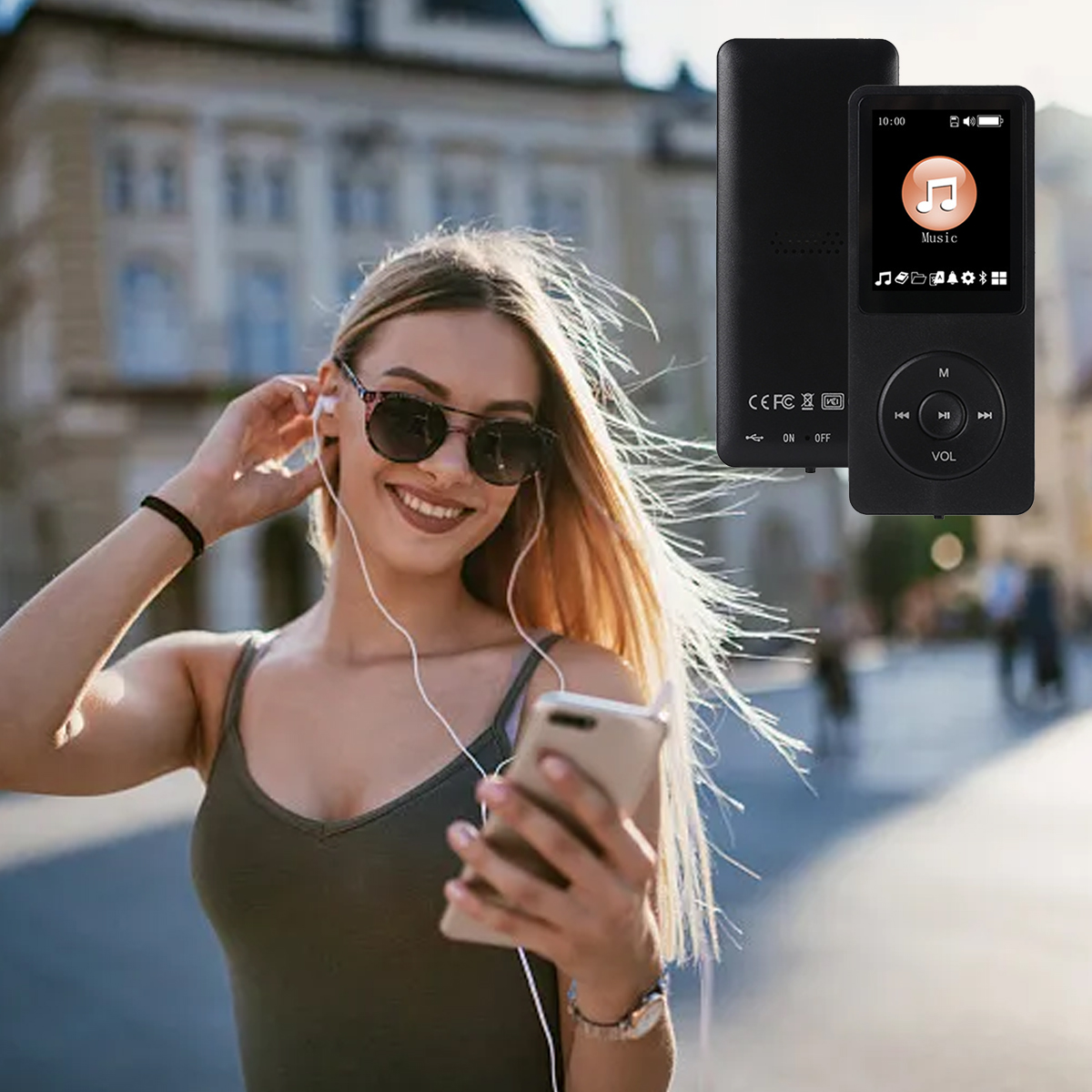 Frau hört Musik über einen MP3-Player, während sie ein Smartphone hält.