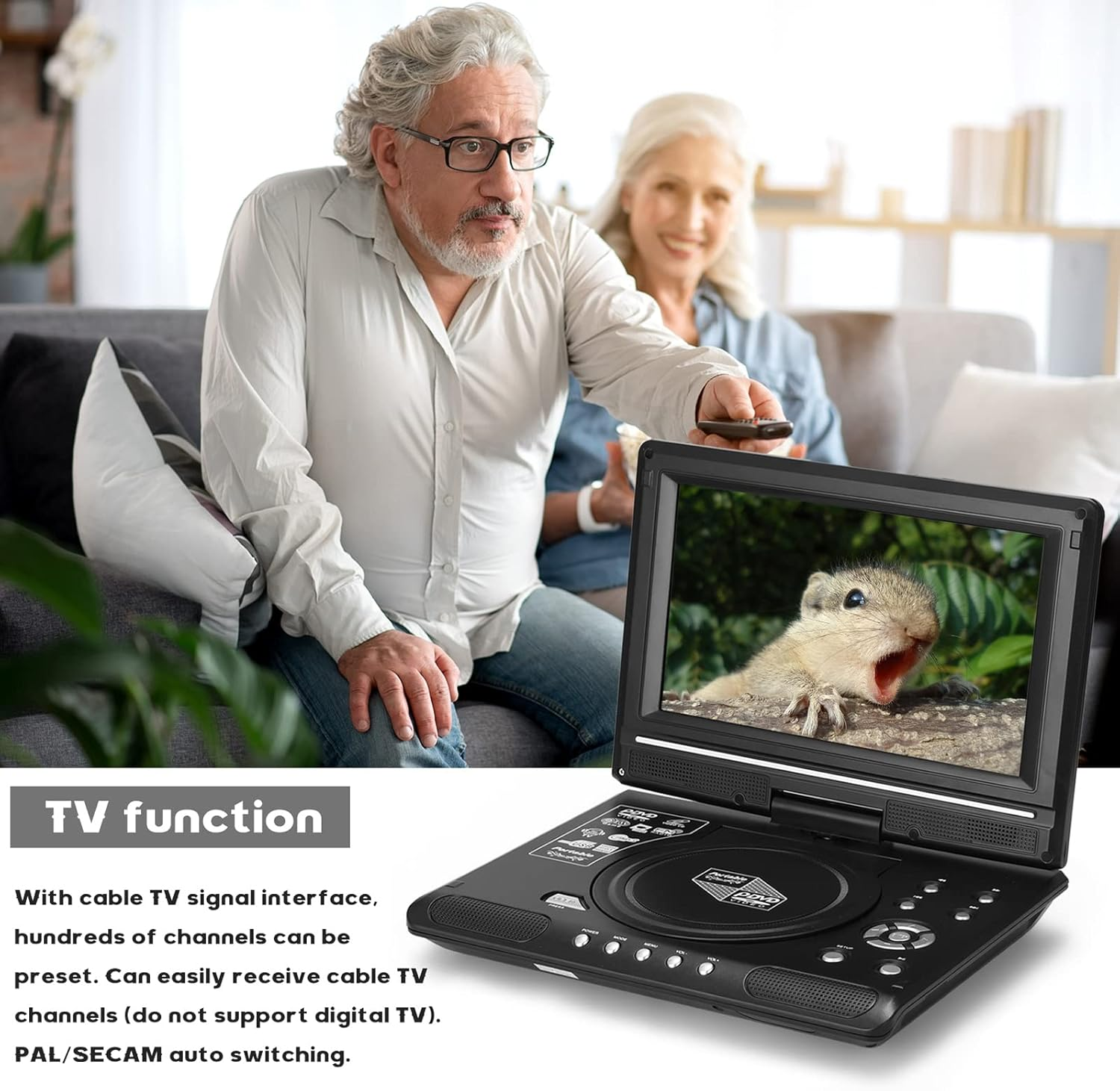 Ein Mann und eine Frau sehen fern. Der Fernseher zeigt ein Eichhörnchen auf dem Bildschirm. Die TV-Funktion wird angezeigt.