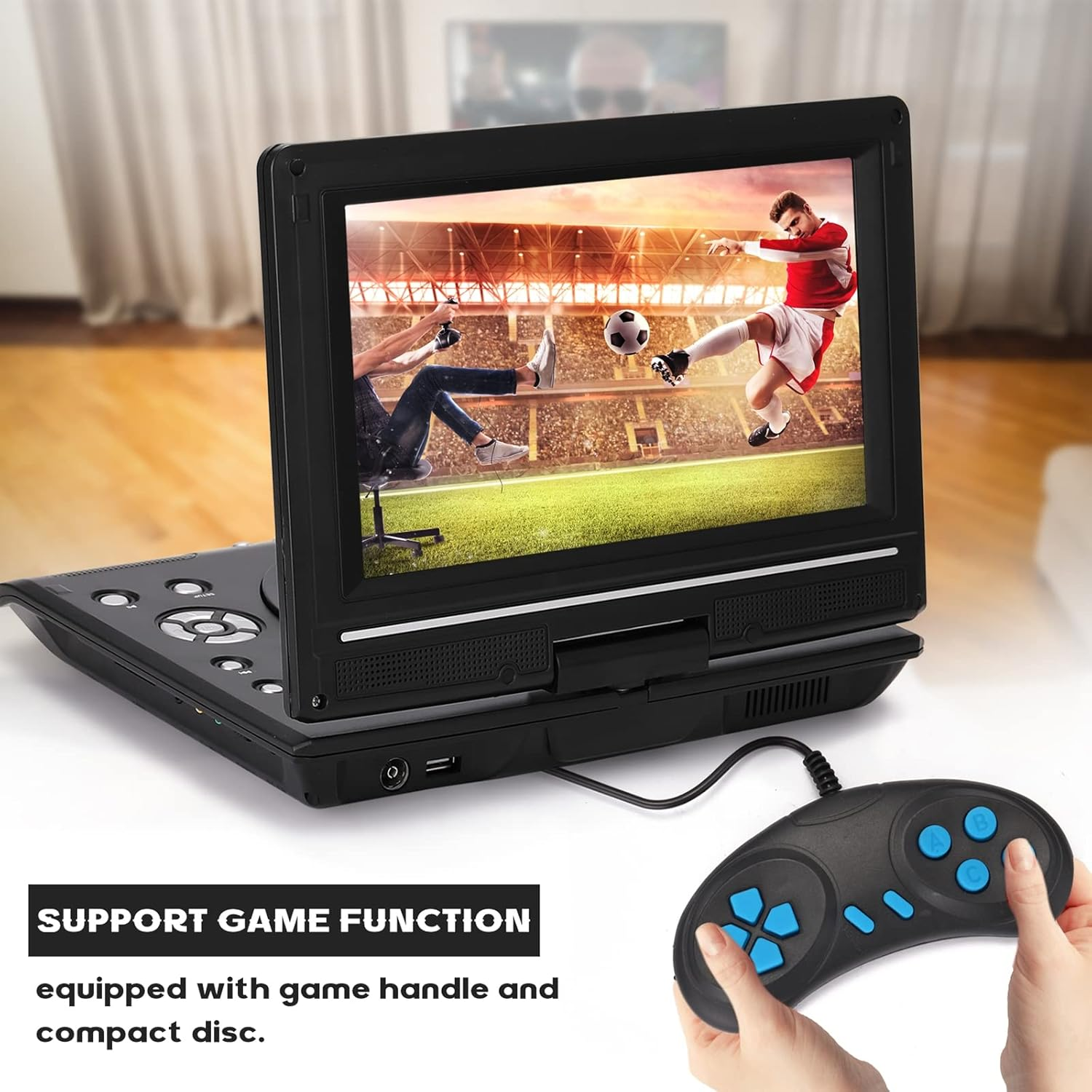 Ein tragbarer DVD-Player mit einem Bildschirm, der ein Fußballspiel zeigt, und ein Gamecontroller.