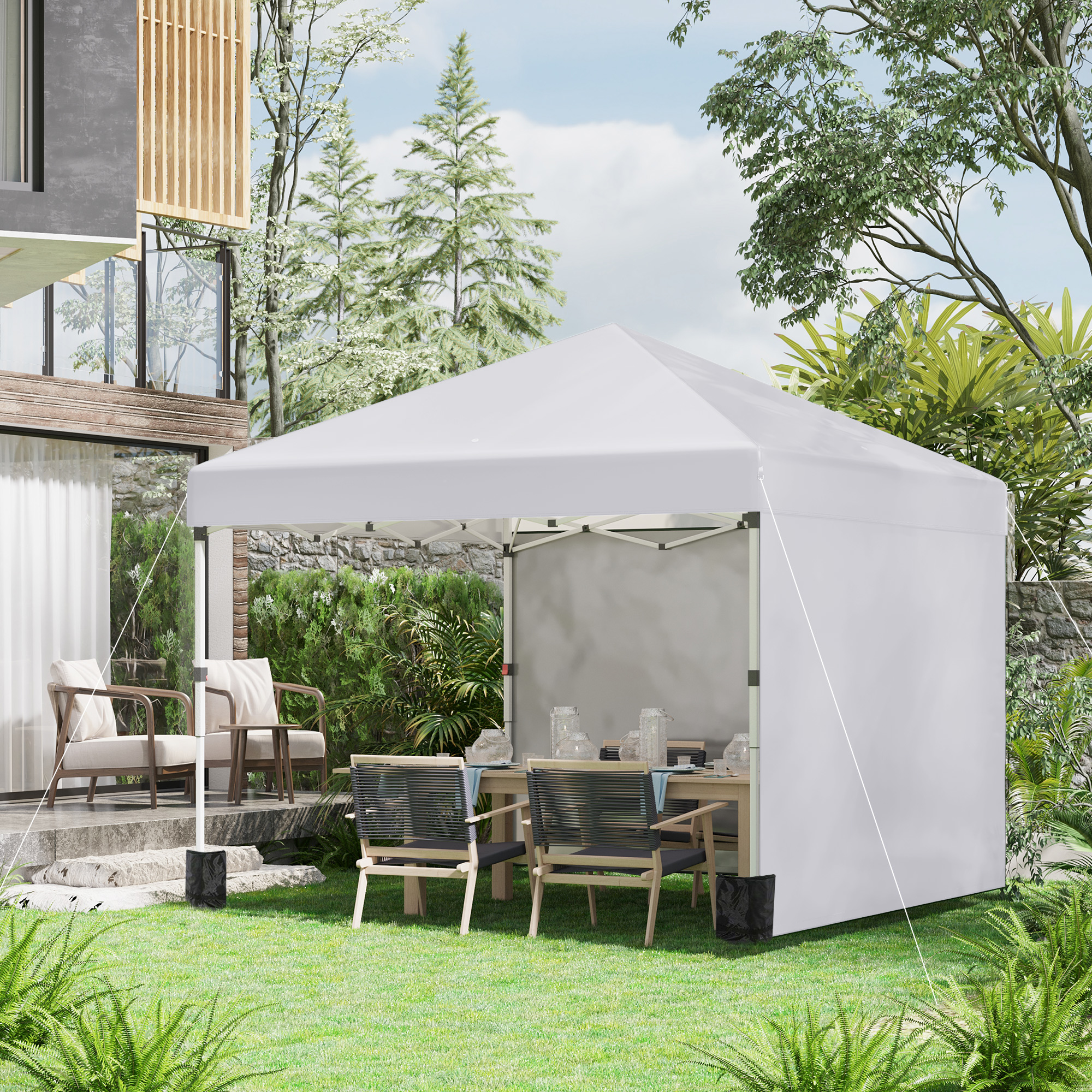 Weißer Outdoor-Pavillon im Garten aufgebaut.