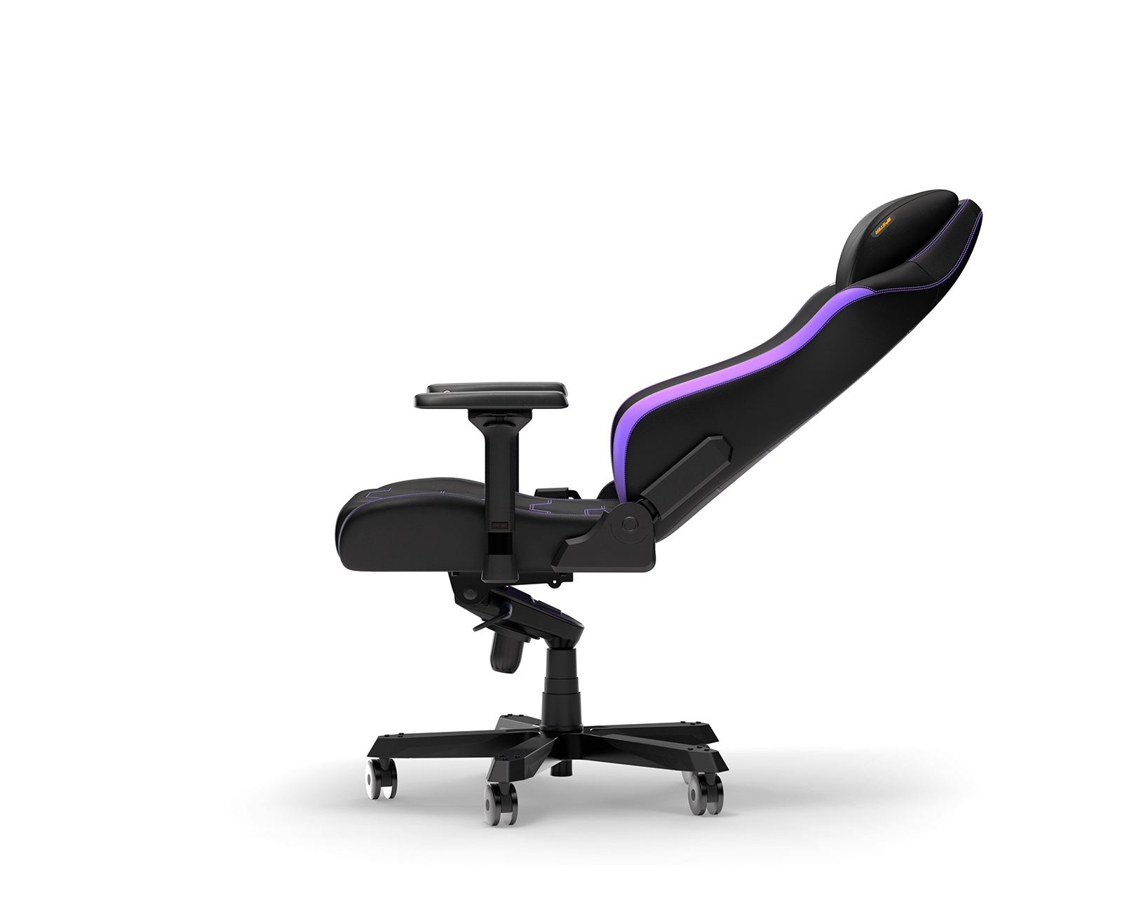 Schwarzer Gaming-Stuhl mit lila Akzenten. Der Stuhl ist zurückgelehnt und zeigt sein Design. Weißer Hintergrund.