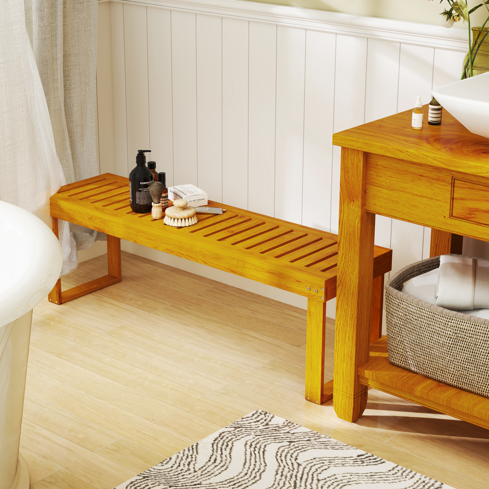 Badezimmerbank aus Holz mit Gegenständen darauf, rechts Waschbecken und Schrank. Helle Holzfarbe.