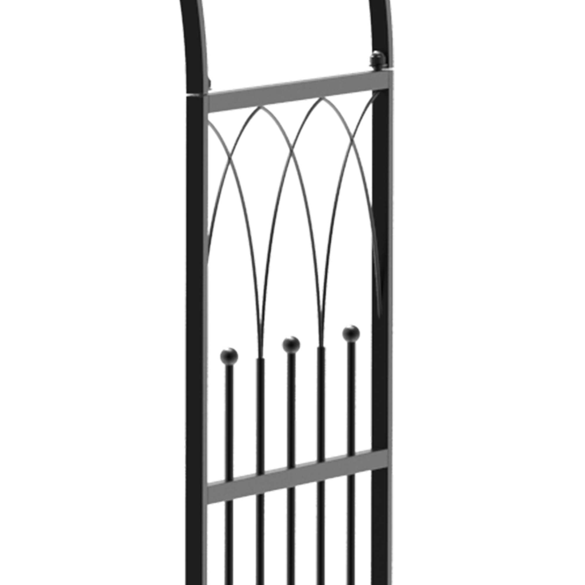 Ein metallener Gartenbogen. Er ist schwarz mit einem dekorativen Design. Der Hintergrund ist schlicht weiß.
