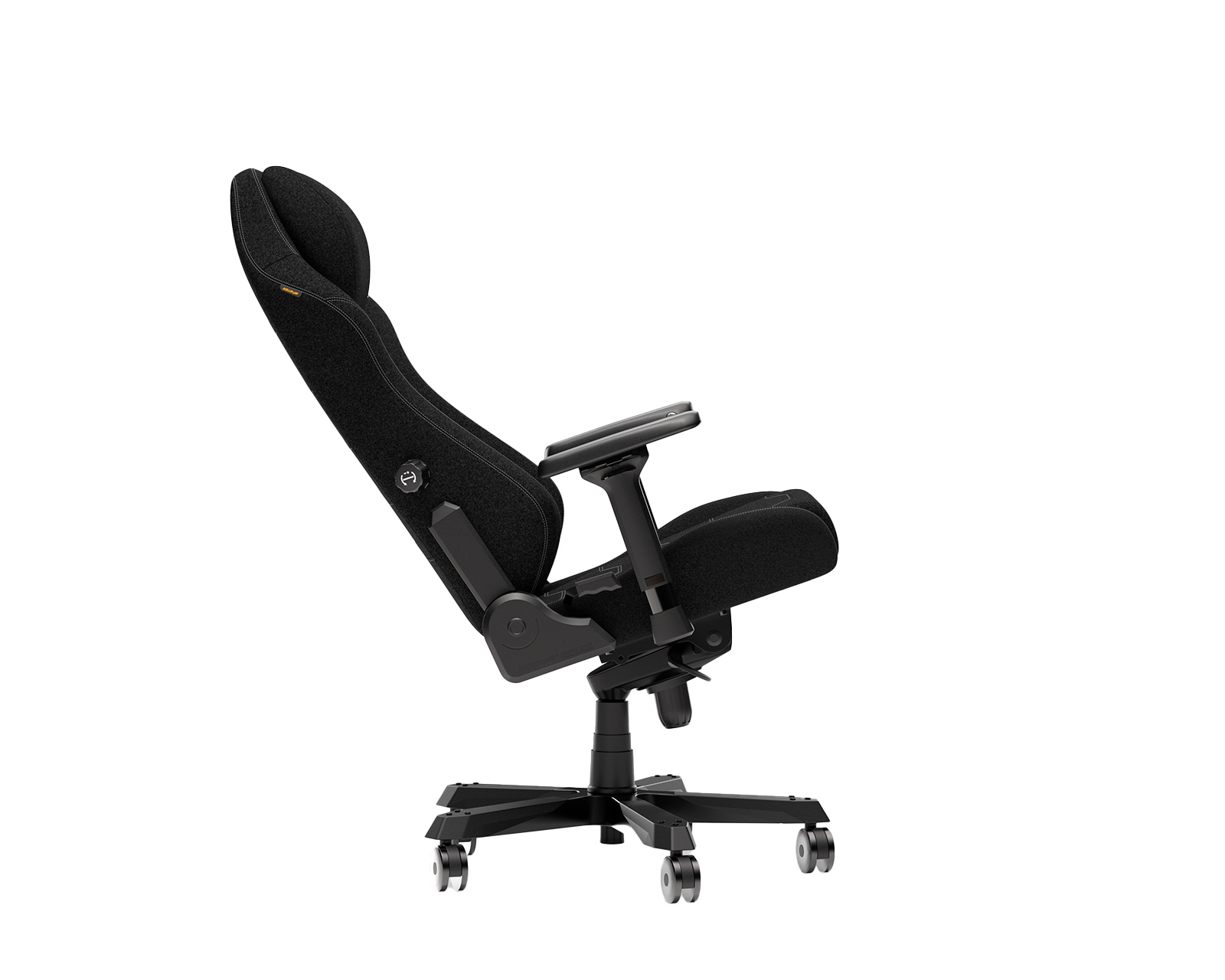 Ein schwarzer ergonomischer Gaming-Stuhl, nach hinten geneigt, vor weißem Hintergrund.