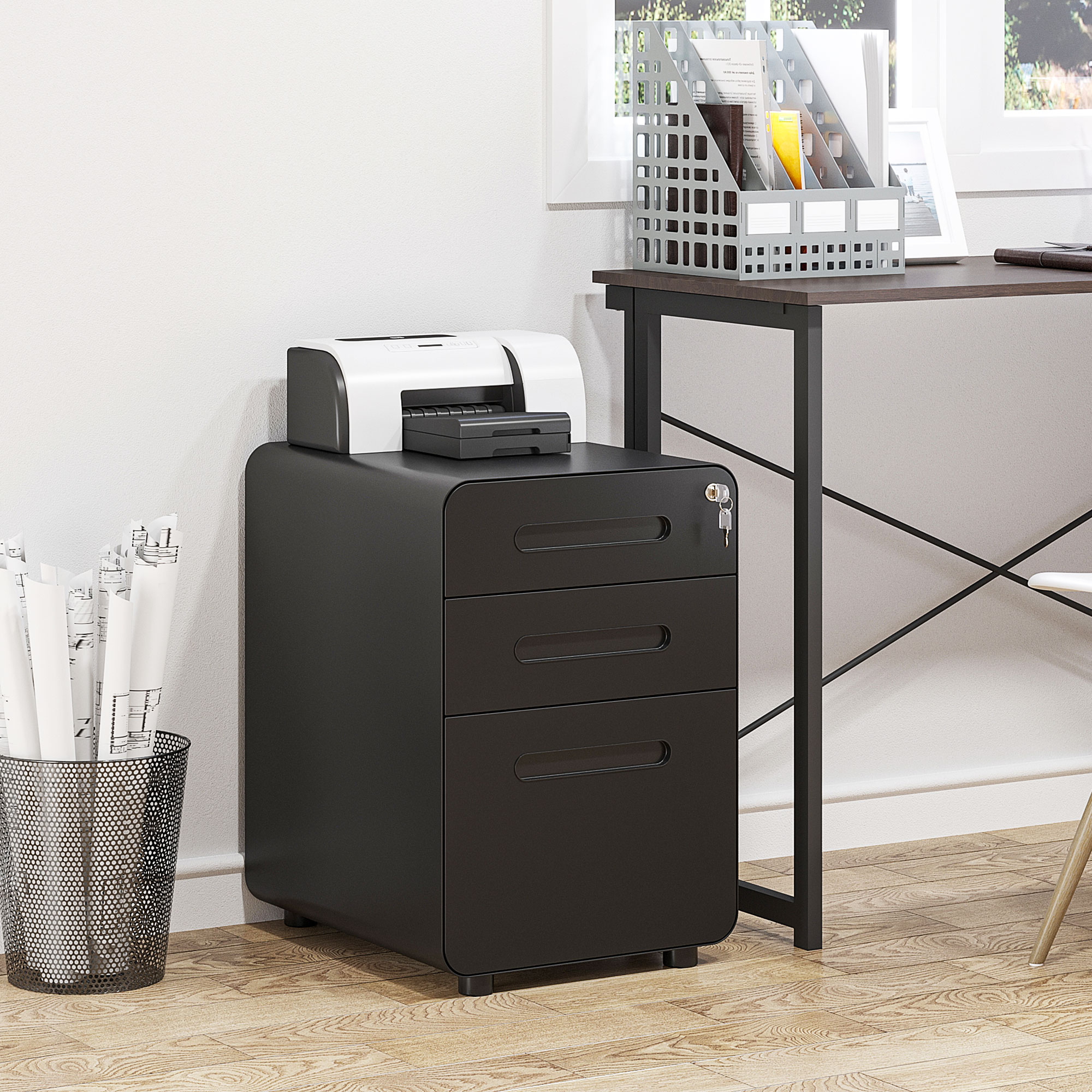 Ein schwarzer Aktenschrank mit drei Schubladen, einem Drucker und einem schwarzen Papierorganizer oben drauf.