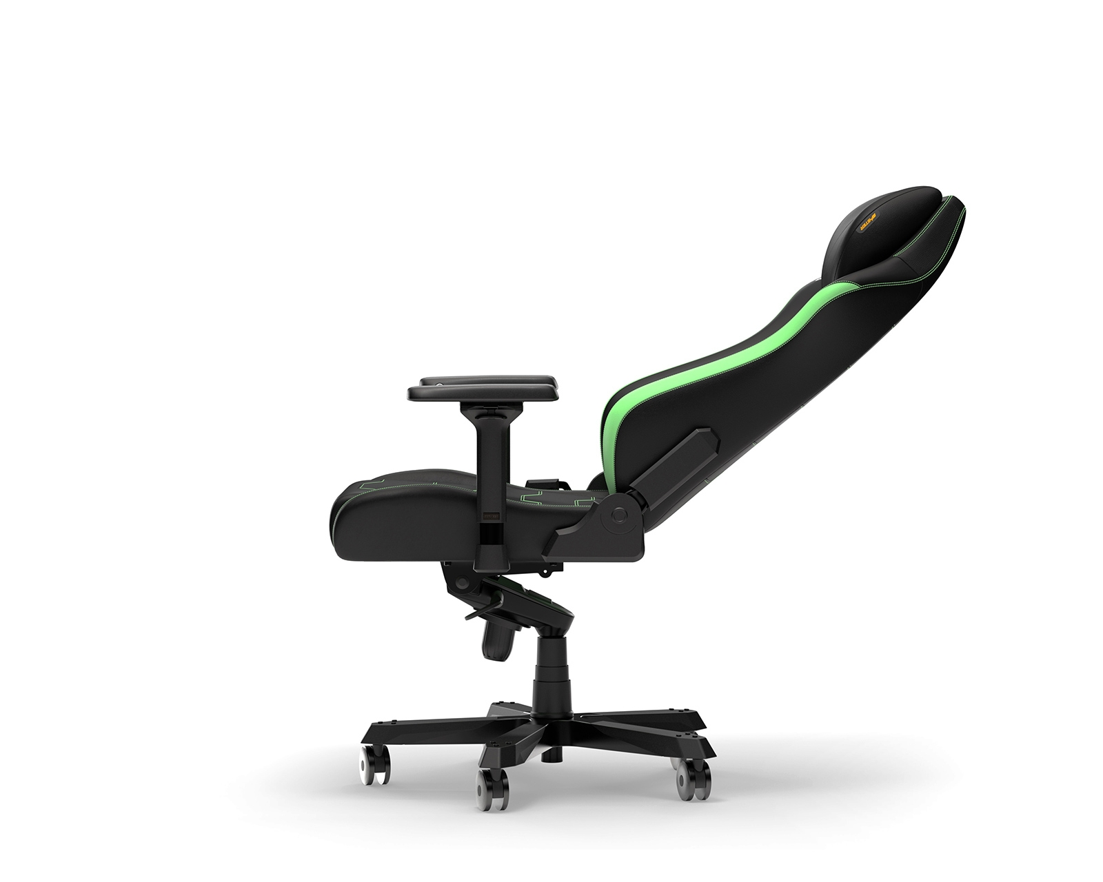 Schwarzer Gaming-Stuhl mit grünen Akzenten. Er steht auf einer weißen Oberfläche.